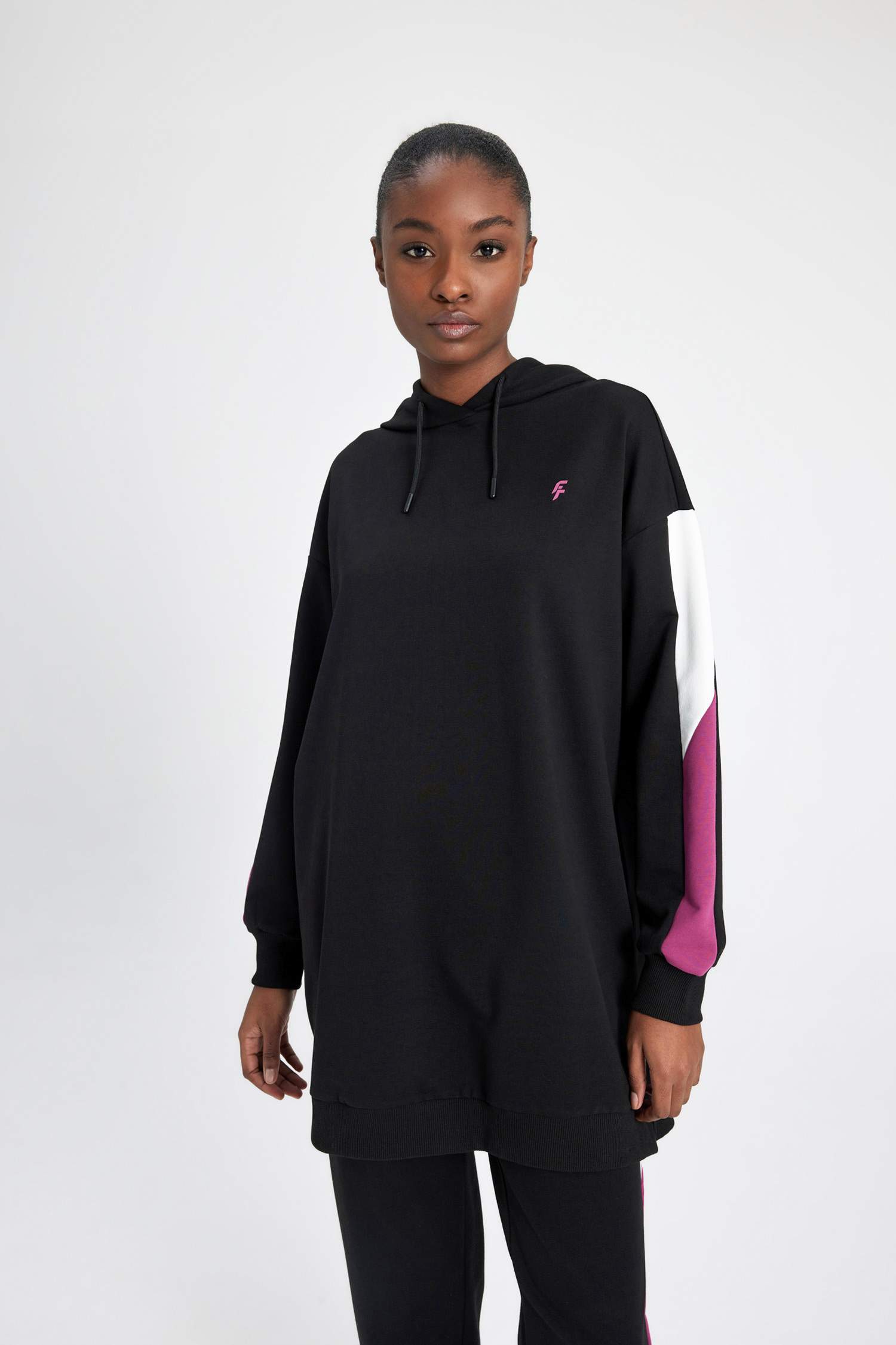 سويت شيرت رياضي بطبعة شعار قصة طويلة من DeFactoFit