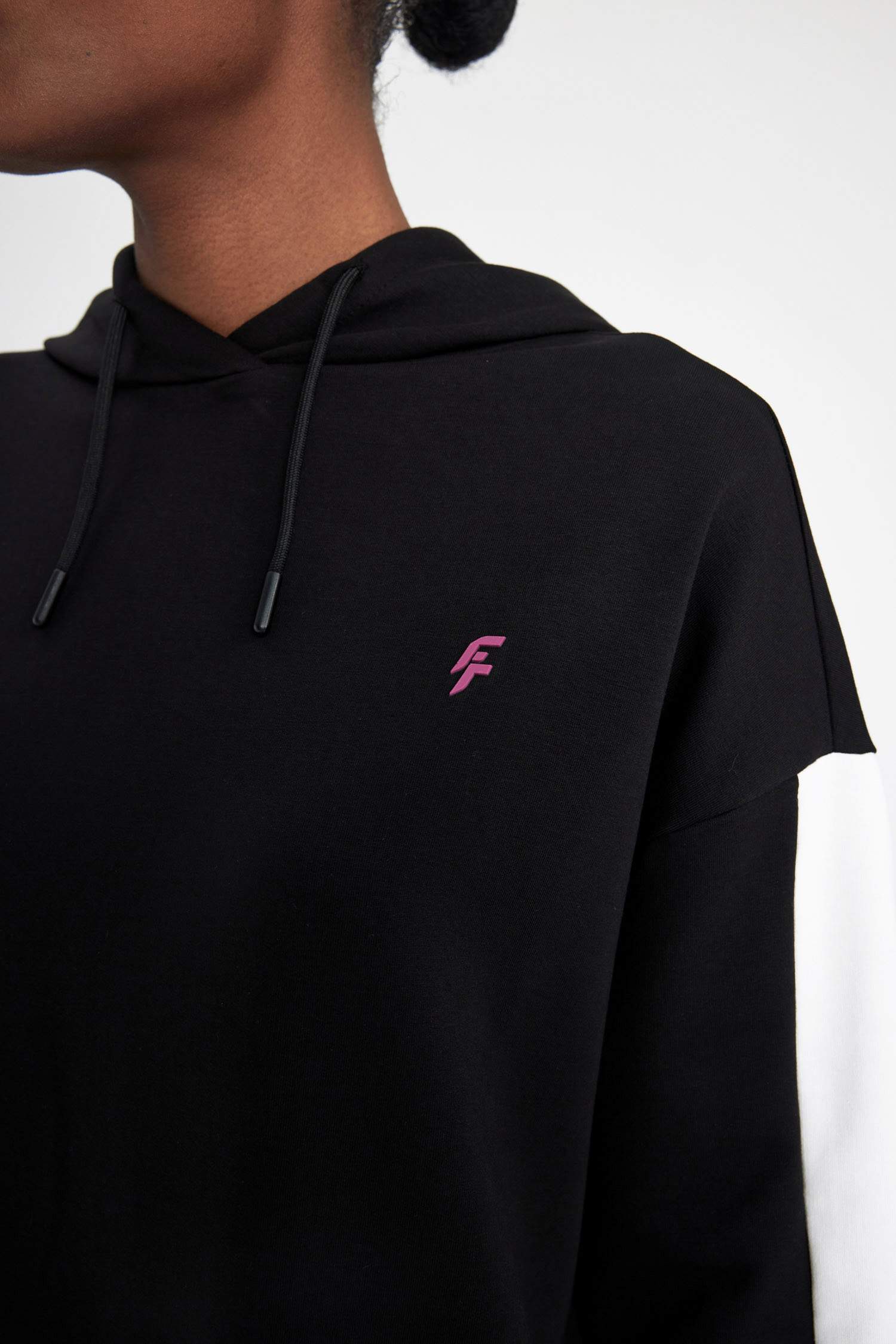 سويت شيرت رياضي بطبعة شعار قصة طويلة من DeFactoFit