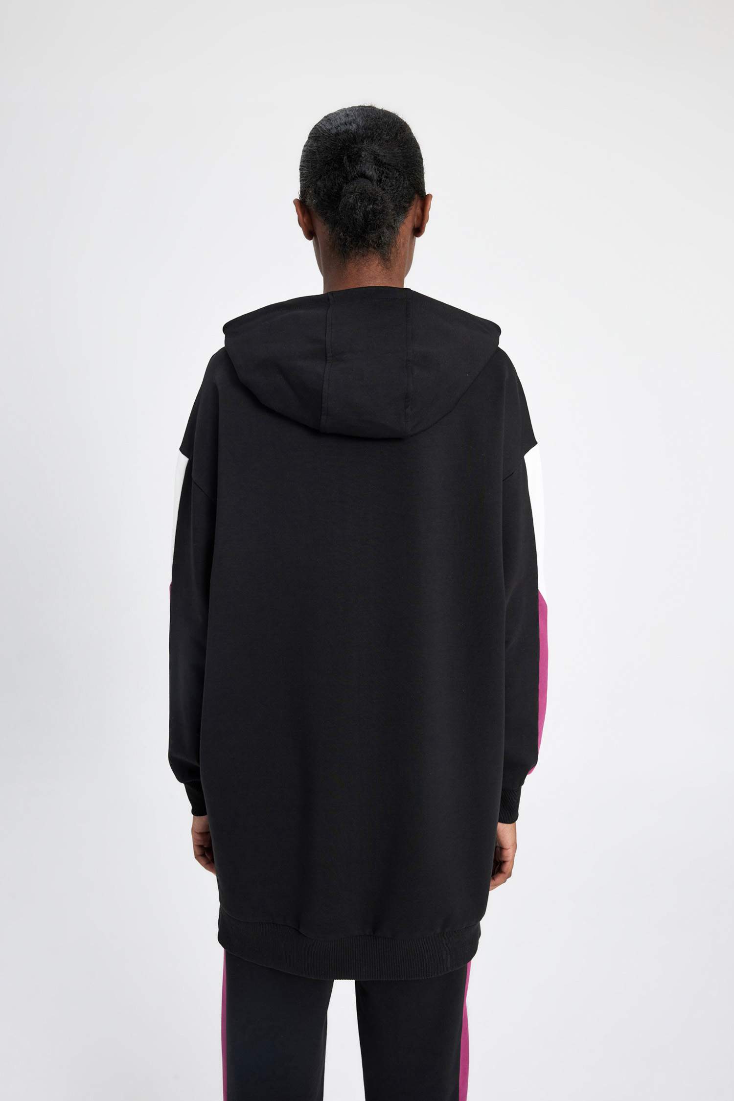 سويت شيرت رياضي بطبعة شعار قصة طويلة من DeFactoFit