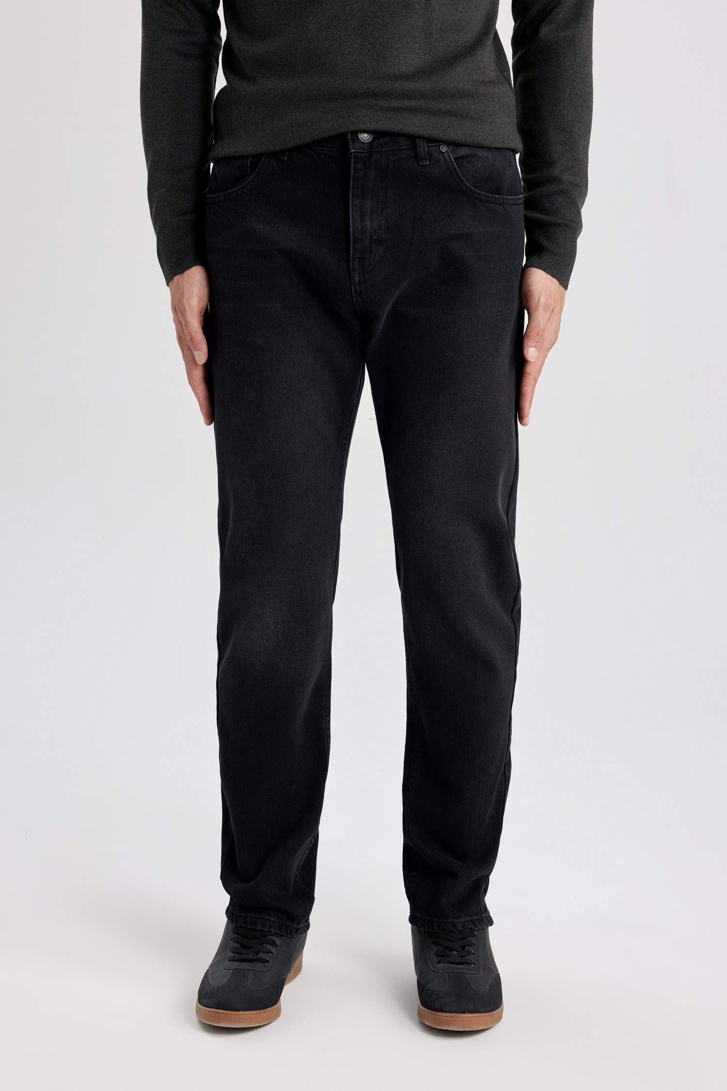 بنطرون جينز قصة مستقيمة وخصر عادي