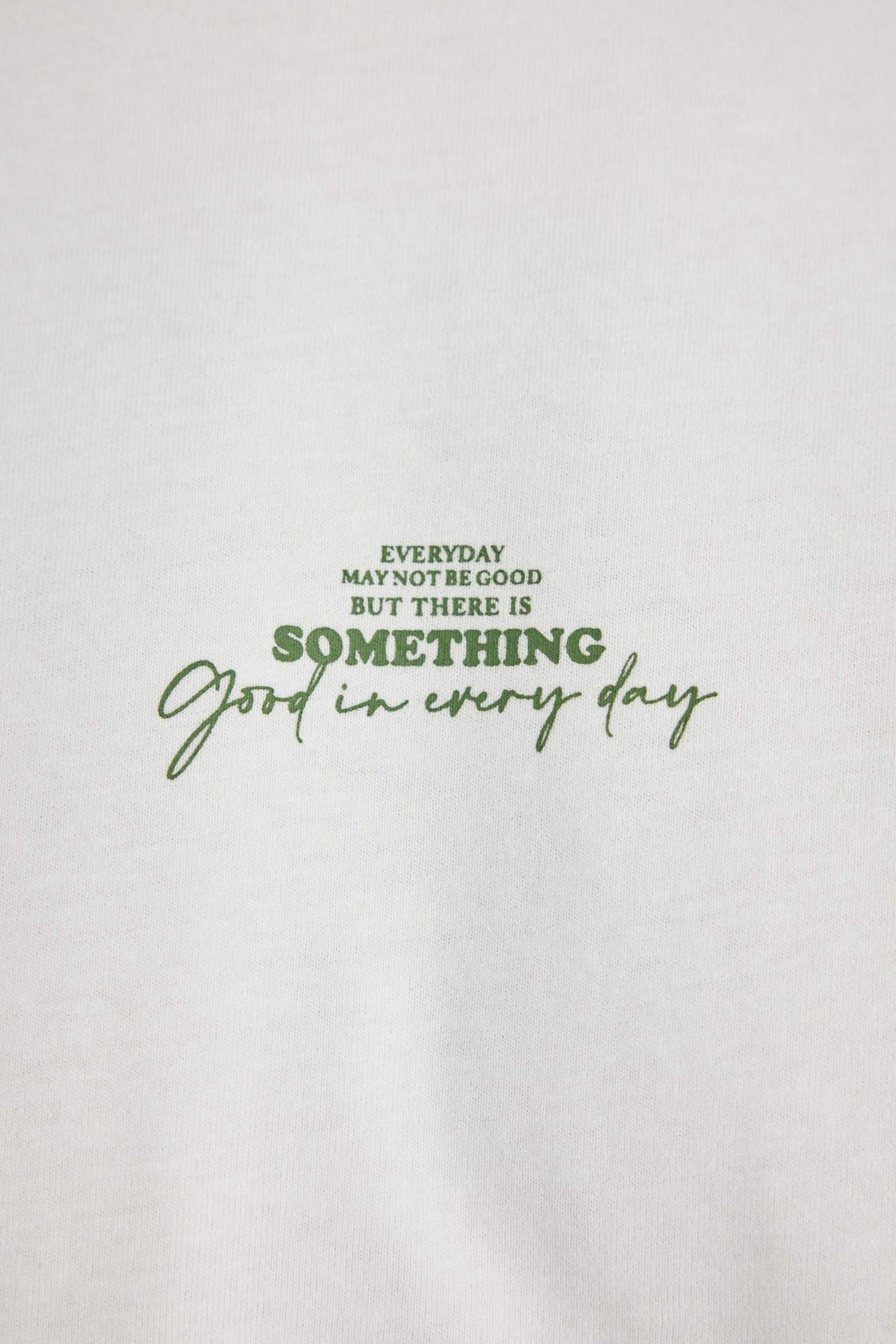 تي شيرت مطبوع قصة مريحة بياقة مستديرة