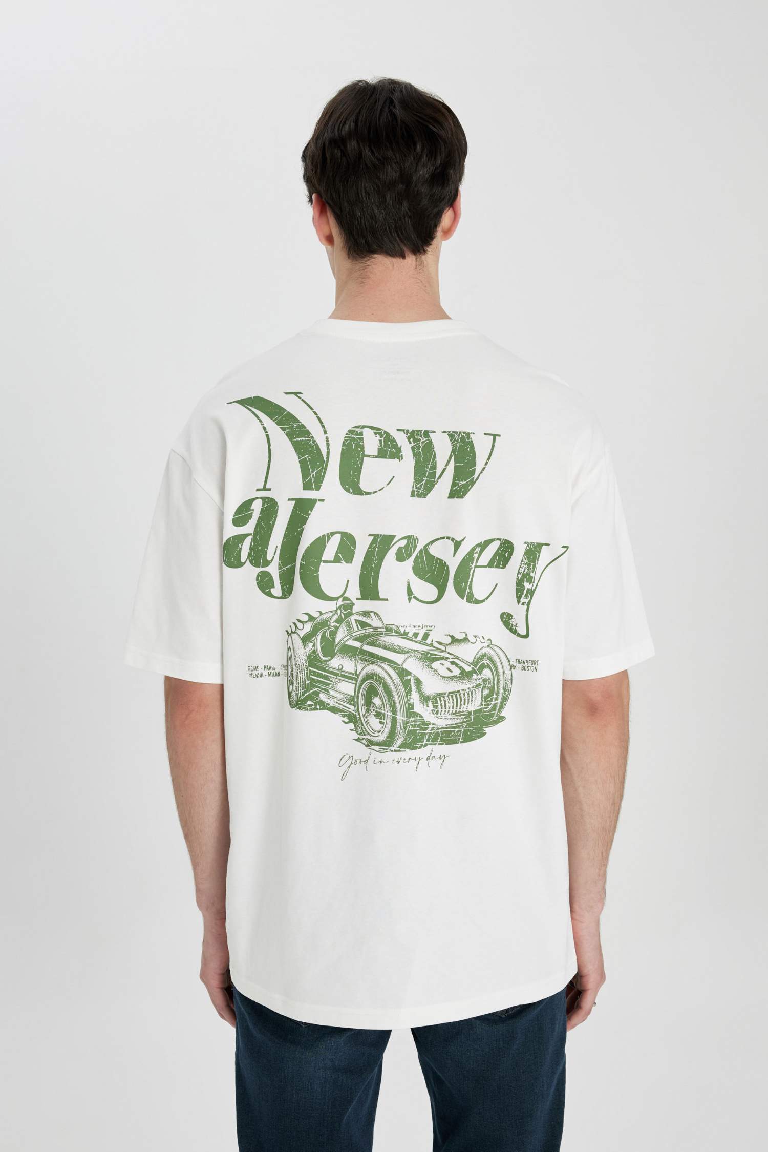 تي شيرت مطبوع قصة مريحة بياقة مستديرة