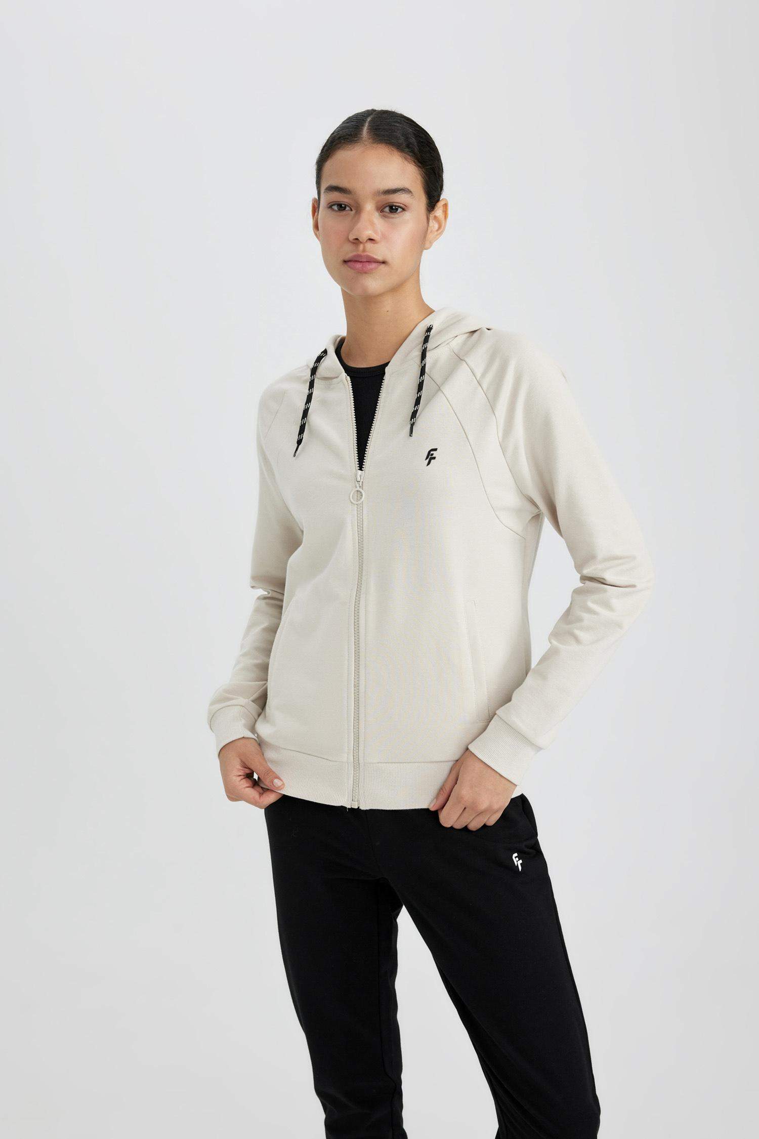 سويتر قصة عادية بياخة بسحاب من DeFactoFit