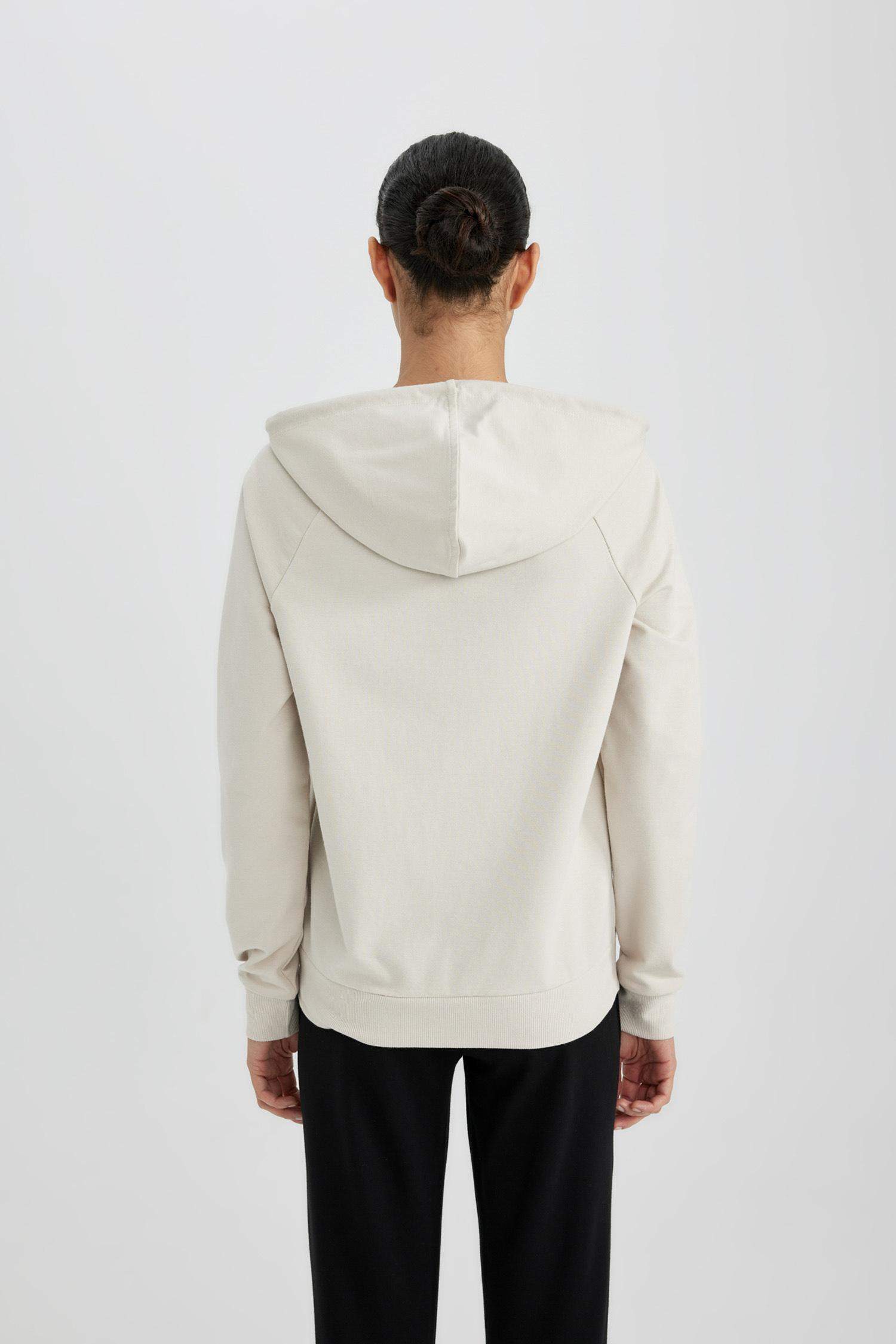 سويتر قصة عادية بياخة بسحاب من DeFactoFit