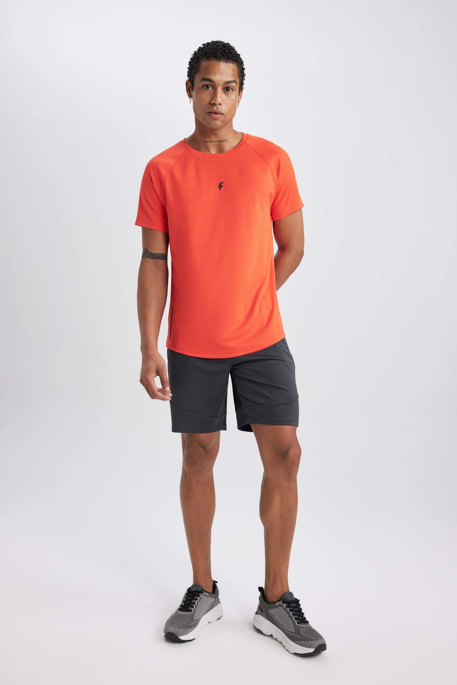 شورت رياضي قصير سليم فيت من DeFactoFit