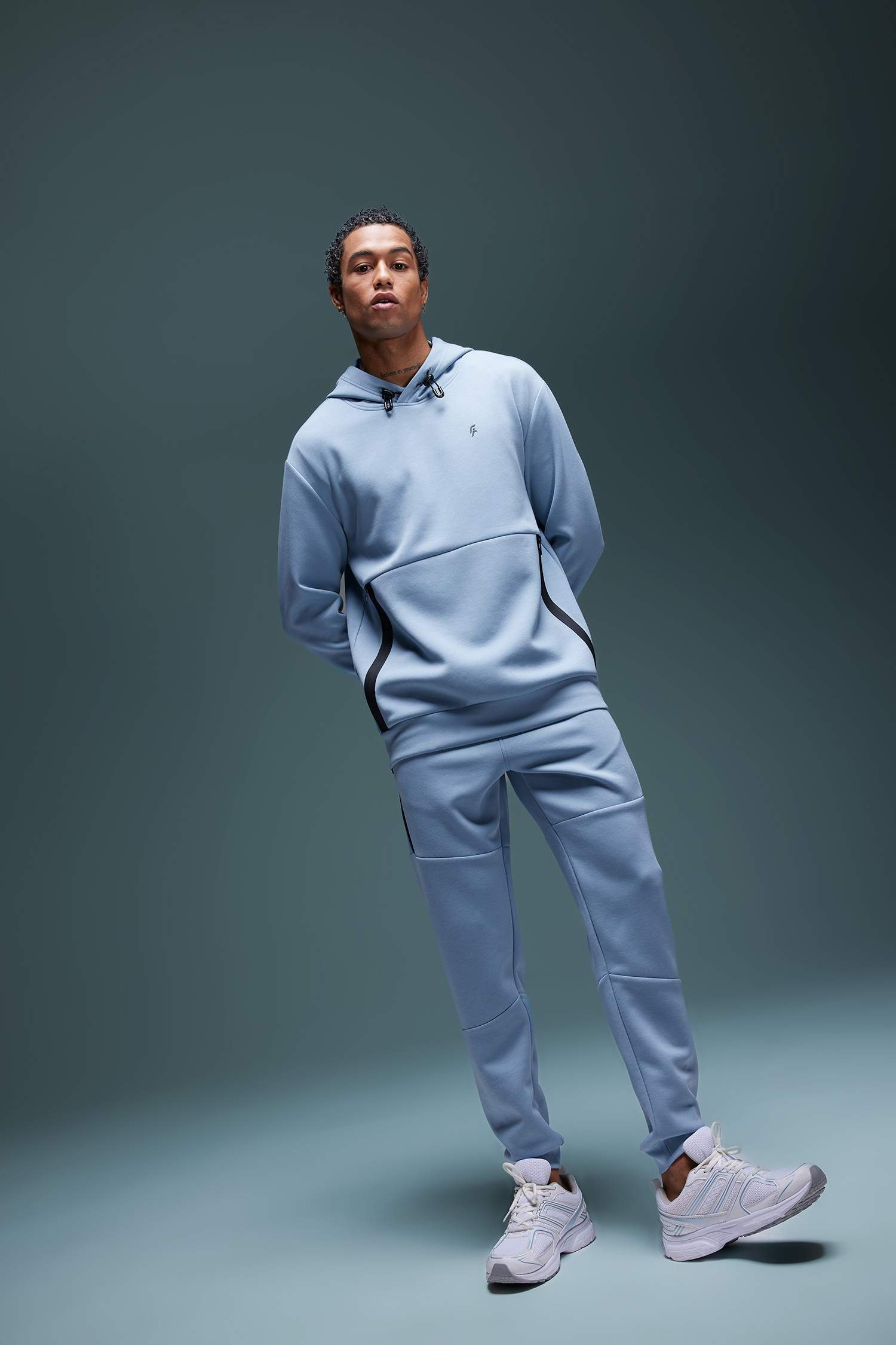 سويت شيرت رياضي قماش سكوبا قصة عادية بجيب من DeFactoFit