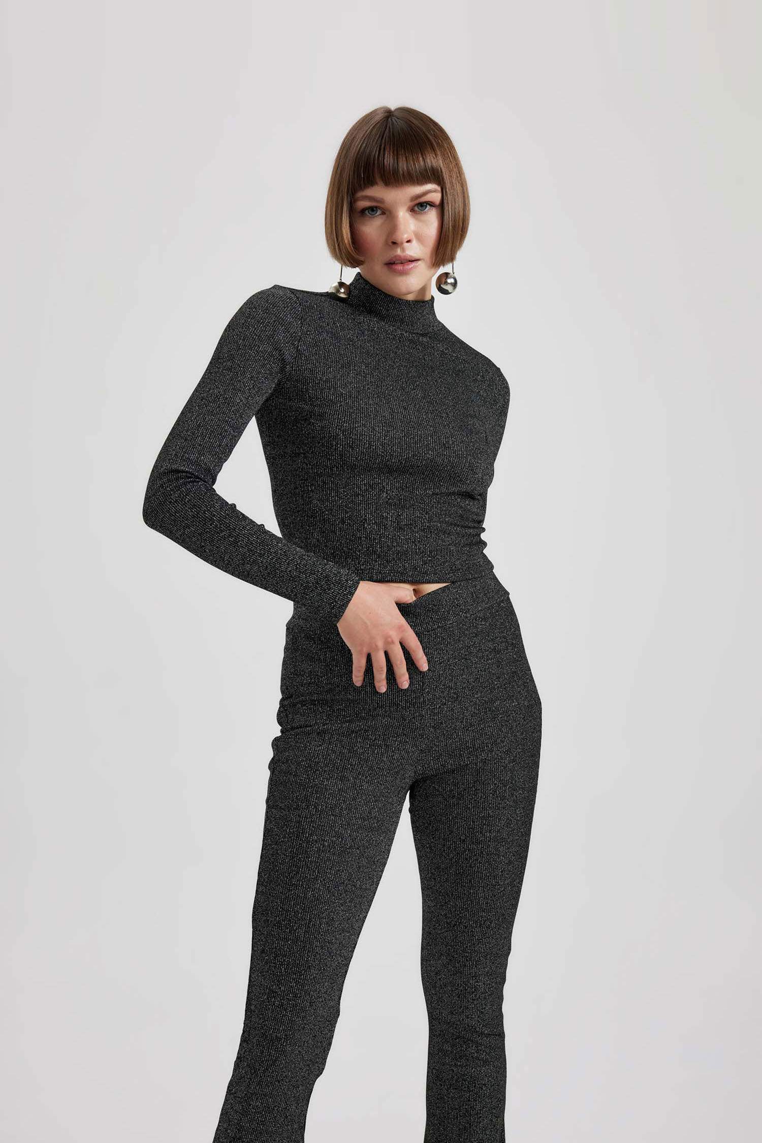 تيشيرت كم طويل سليم فيت بنصف رقبة مدورة