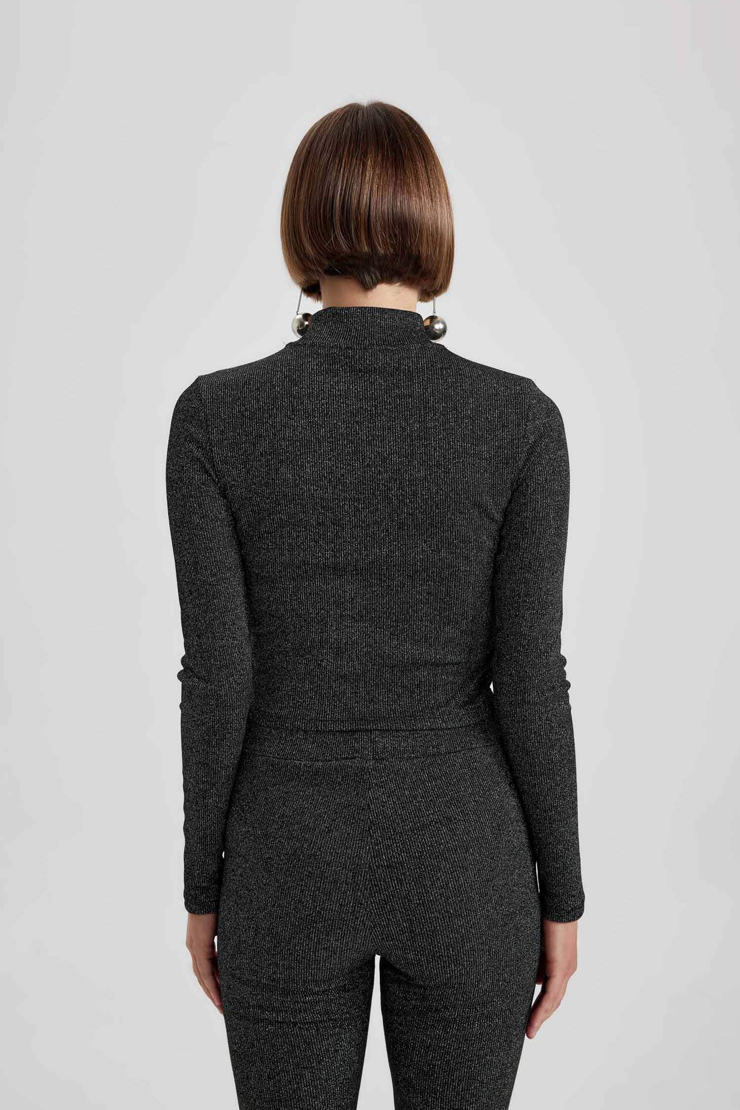 تيشيرت كم طويل سليم فيت بنصف رقبة مدورة