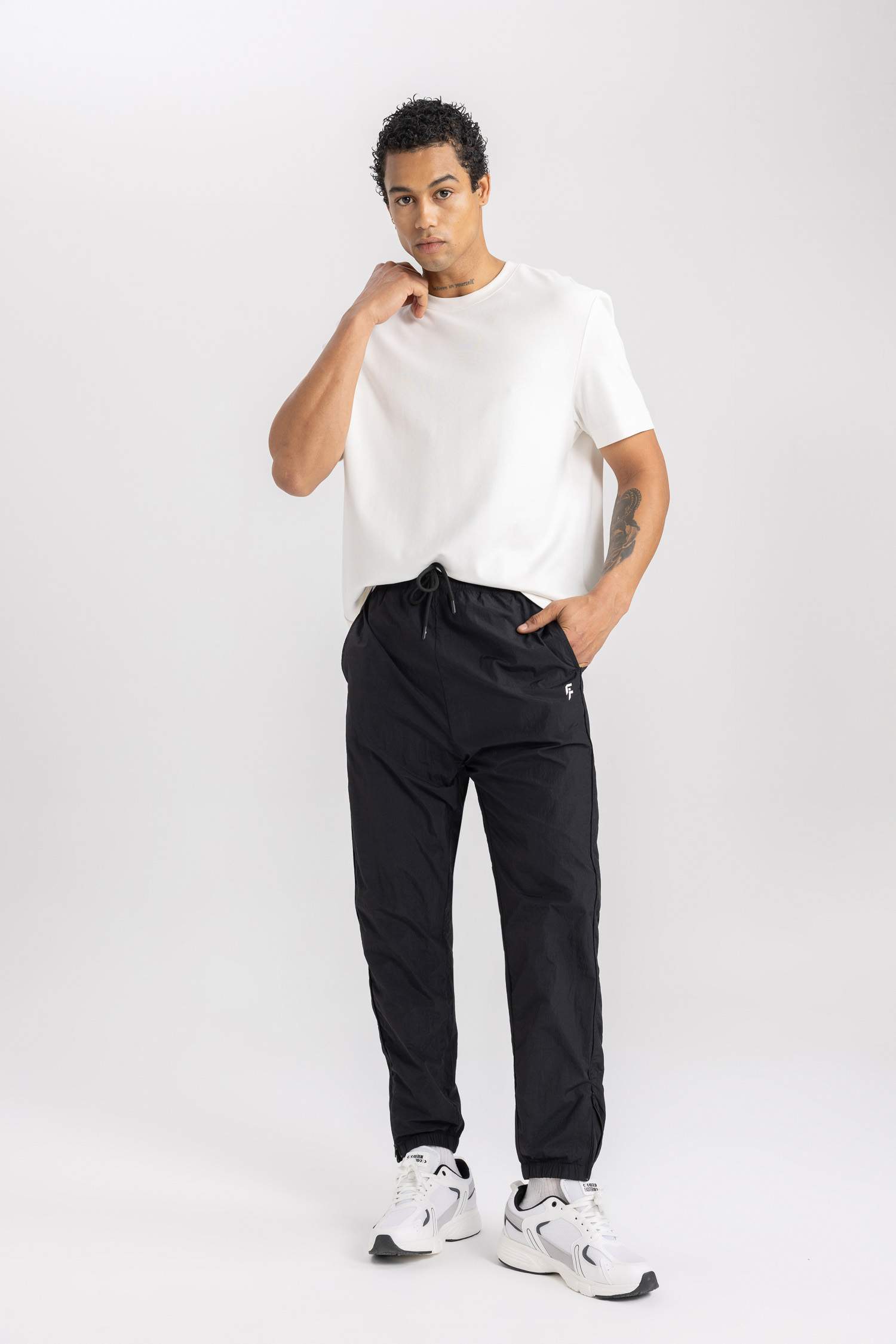 بنطلون بجامة رياضي قصة عادية من DeFactoFit