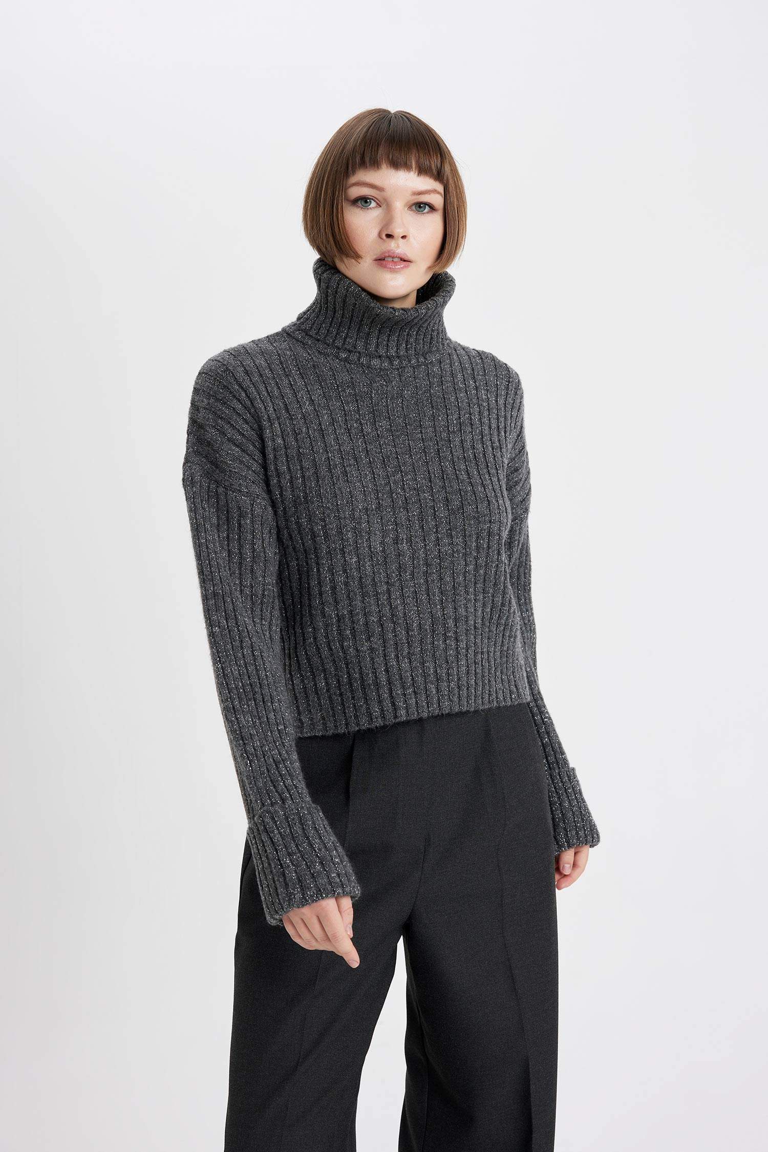 Turtleneck Ribana Crop Pullover