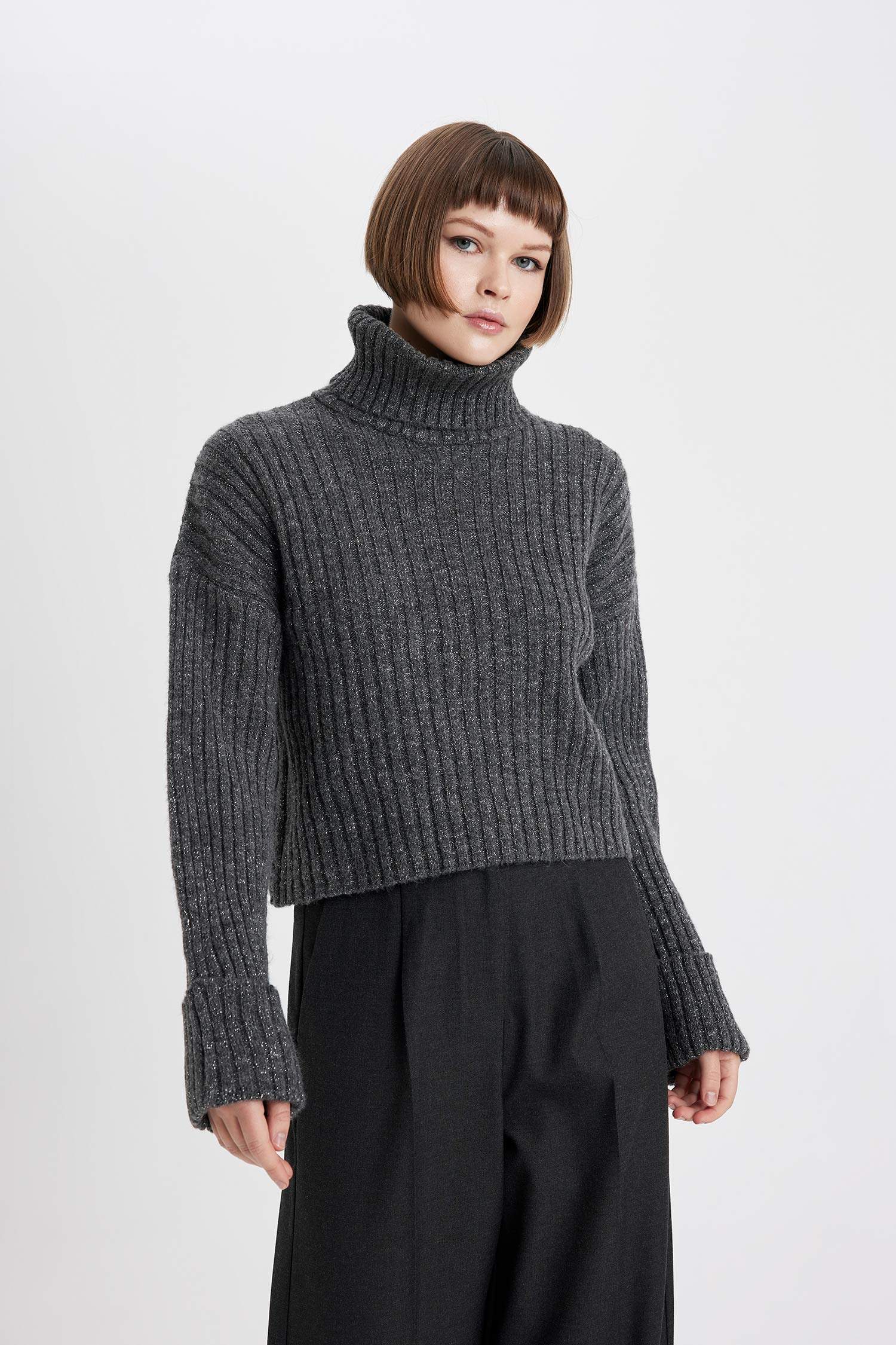 Turtleneck Ribana Crop Pullover