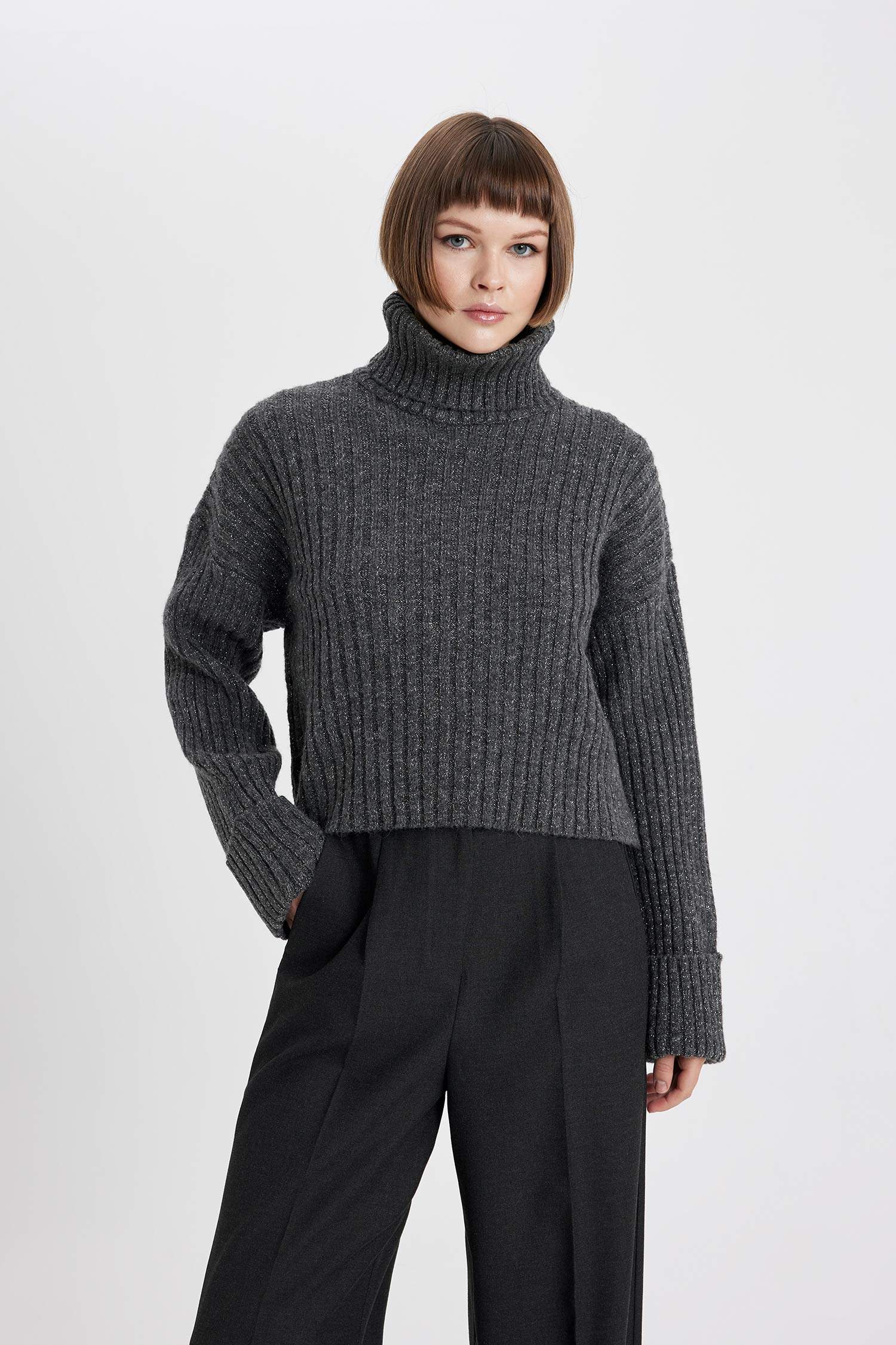 Turtleneck Ribana Crop Pullover