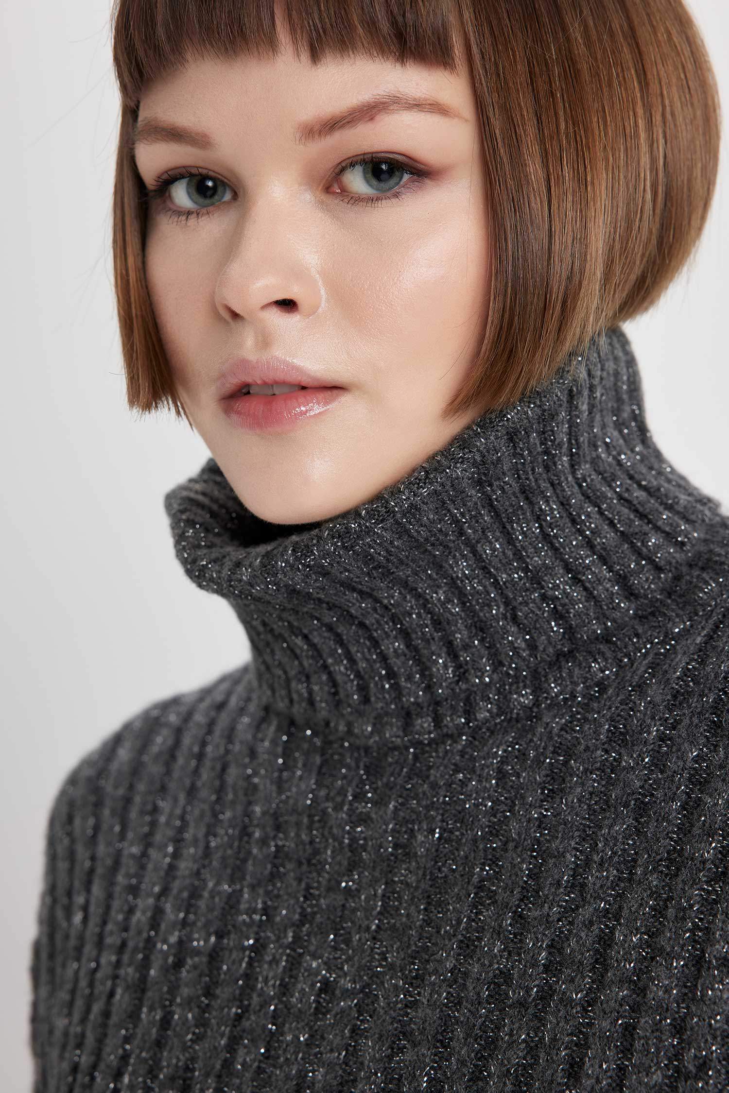 Turtleneck Ribana Crop Pullover