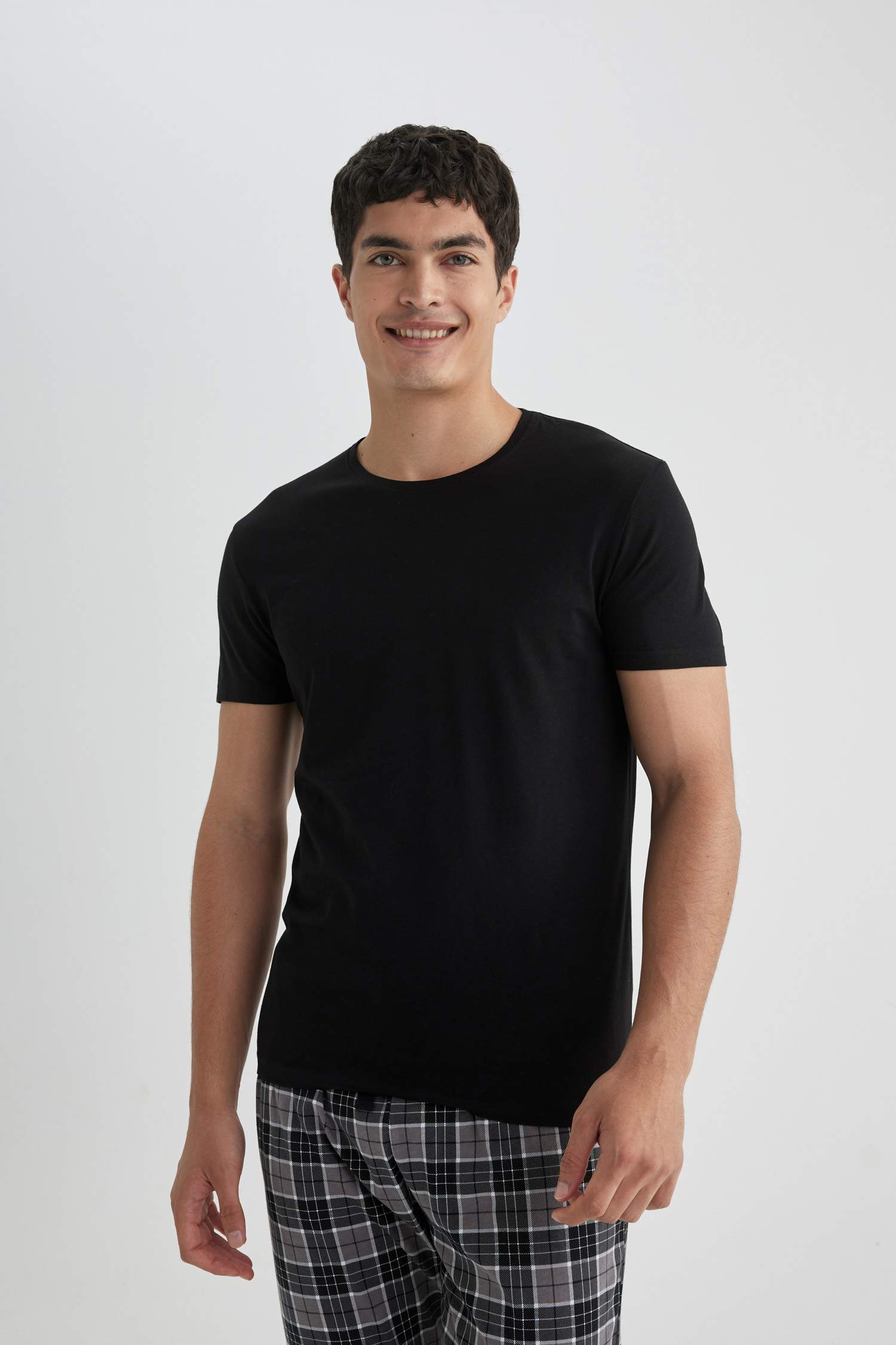 بلوزة سليم فيت برقبة مستديرة