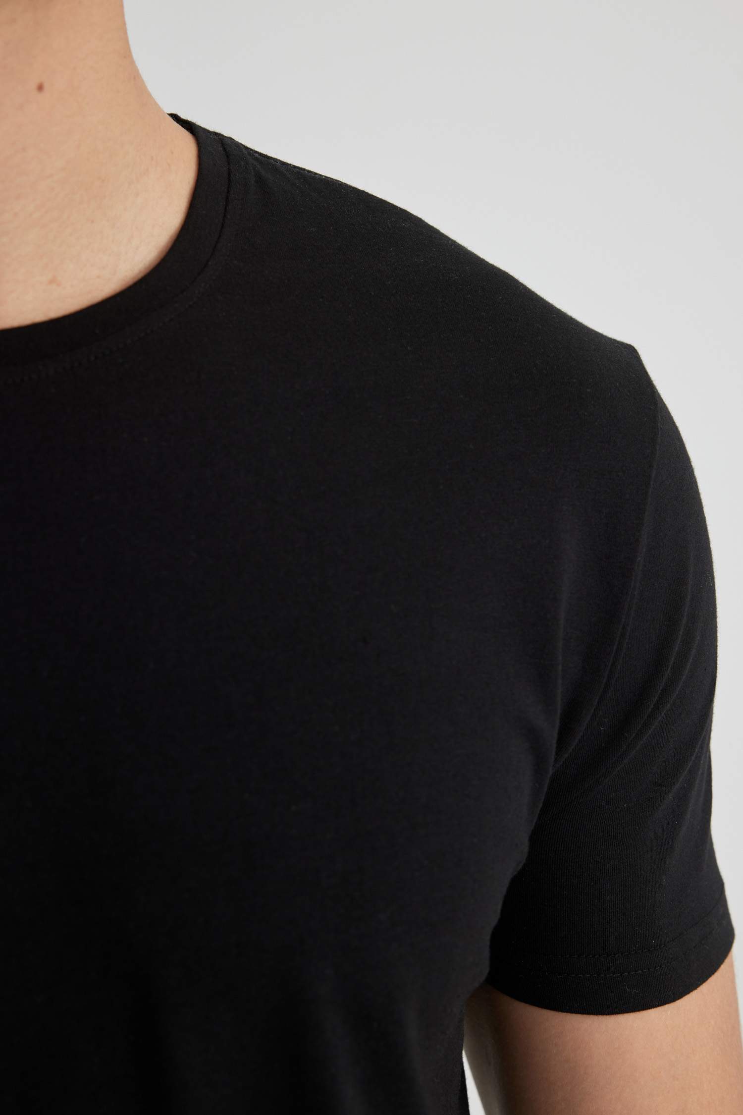 بلوزة سليم فيت برقبة مستديرة