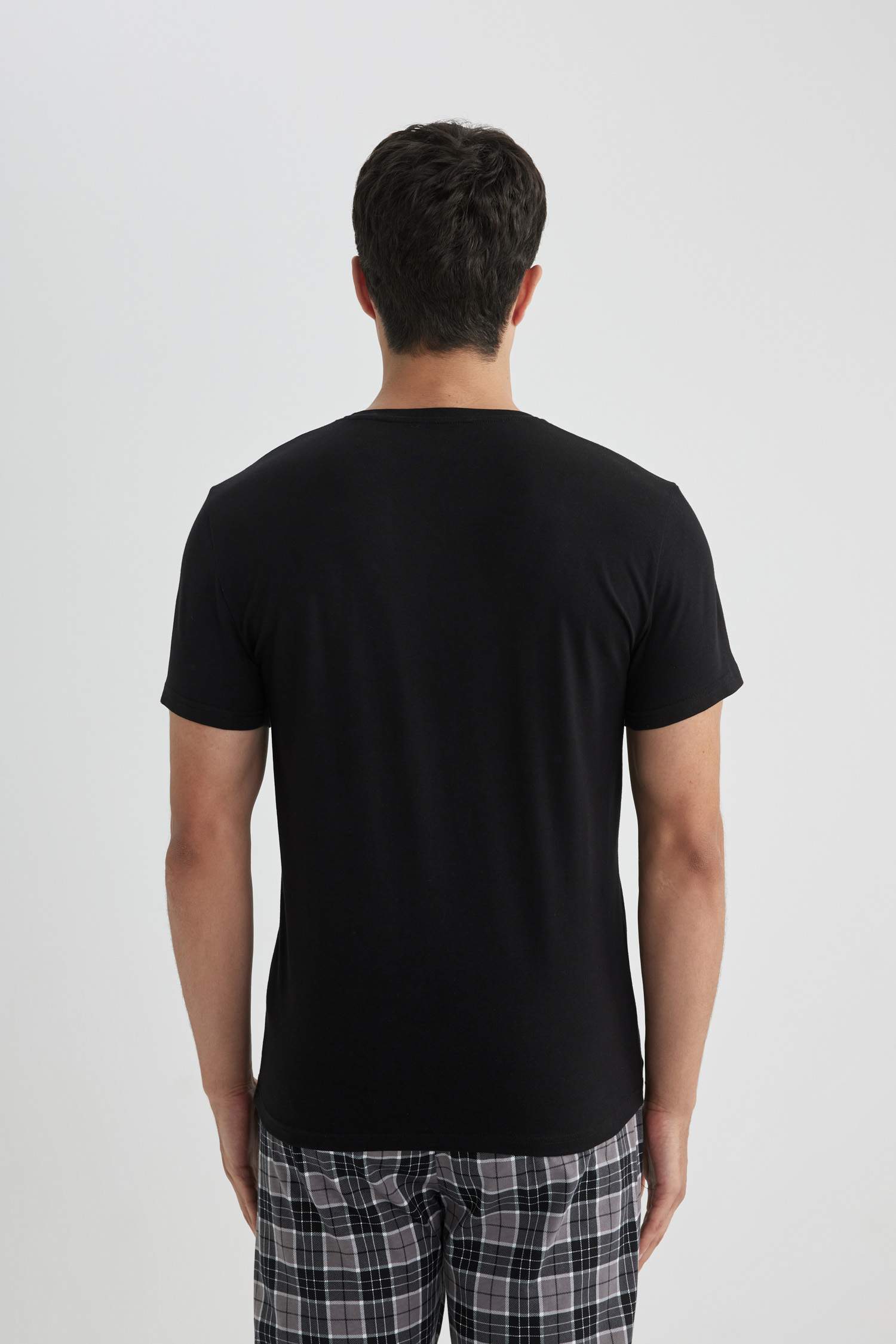 بلوزة سليم فيت برقبة مستديرة