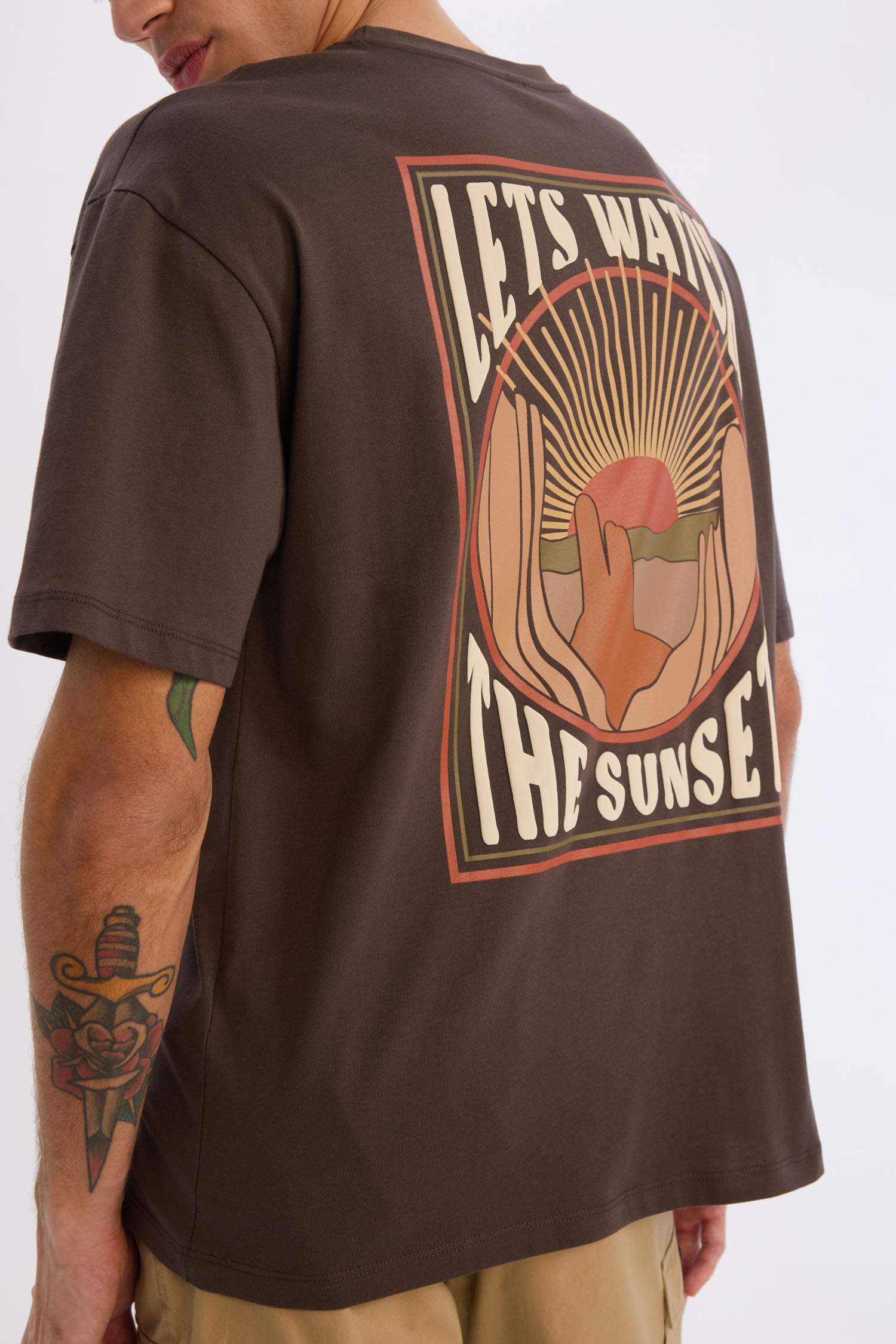 %100 Pamuk Oversize Geniş Kalıp Bisiklet Yaka Sırt Baskılı Kısa Kollu Tişört