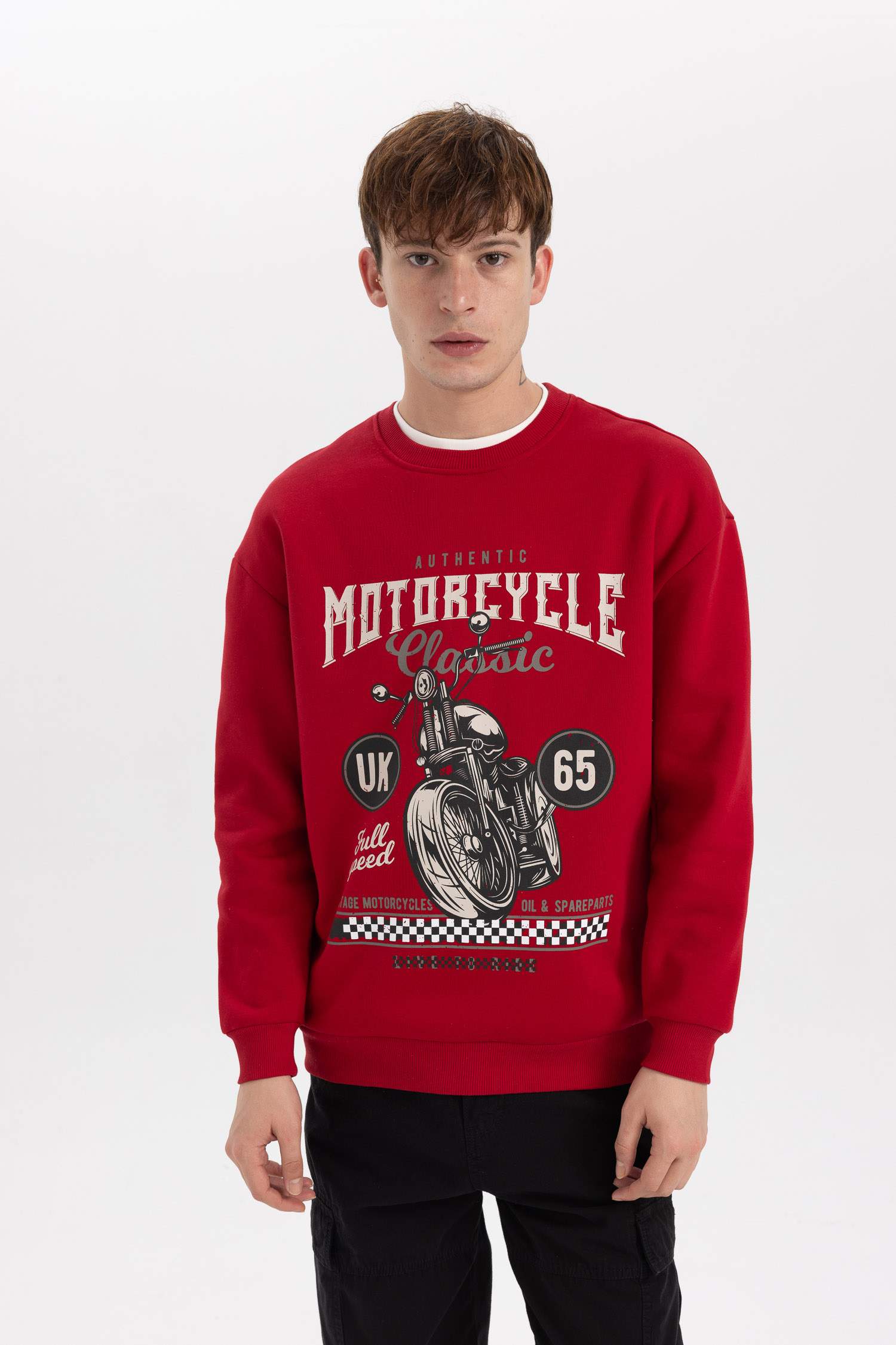 Свитшот комфортного кроя с круглым вырезом