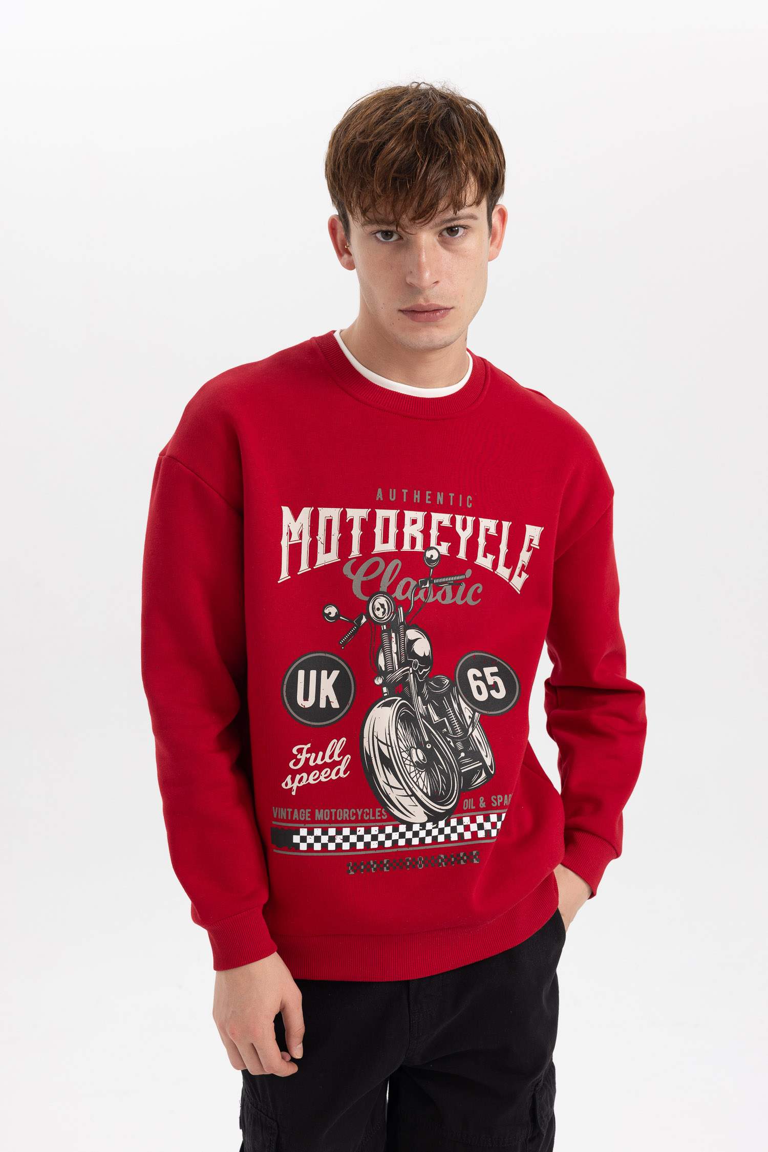 Свитшот комфортного кроя с круглым вырезом