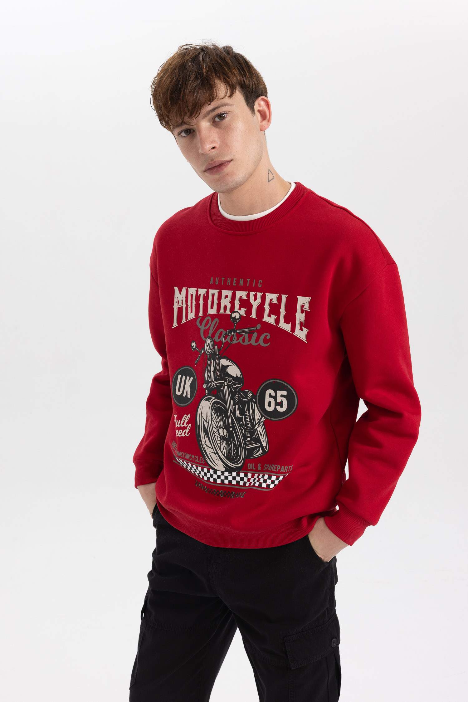 Свитшот комфортного кроя с круглым вырезом