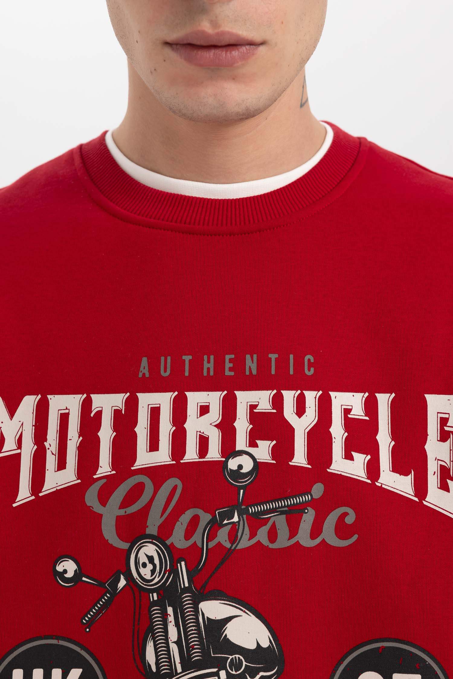 Свитшот комфортного кроя с круглым вырезом