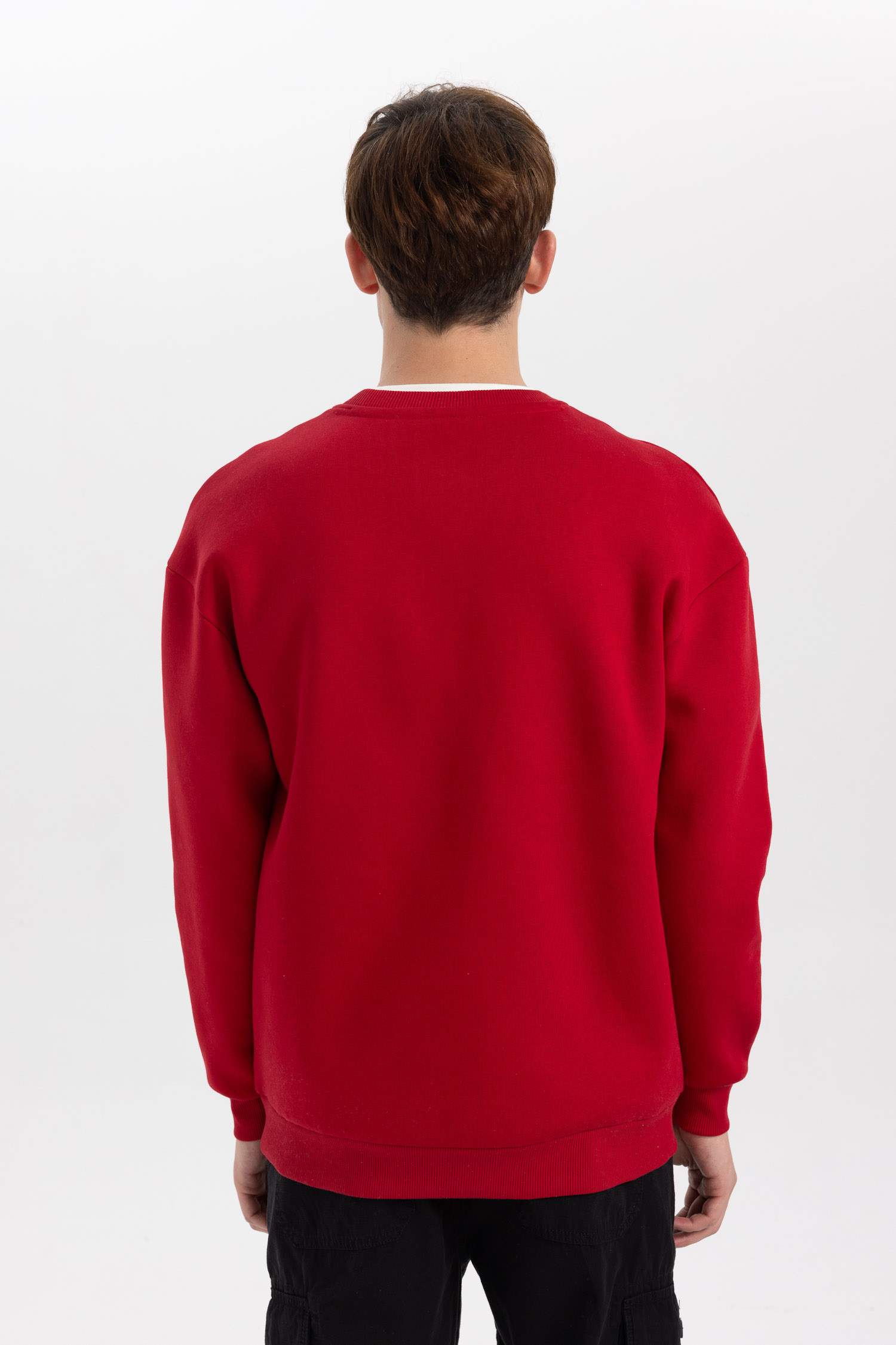 Свитшот комфортного кроя с круглым вырезом