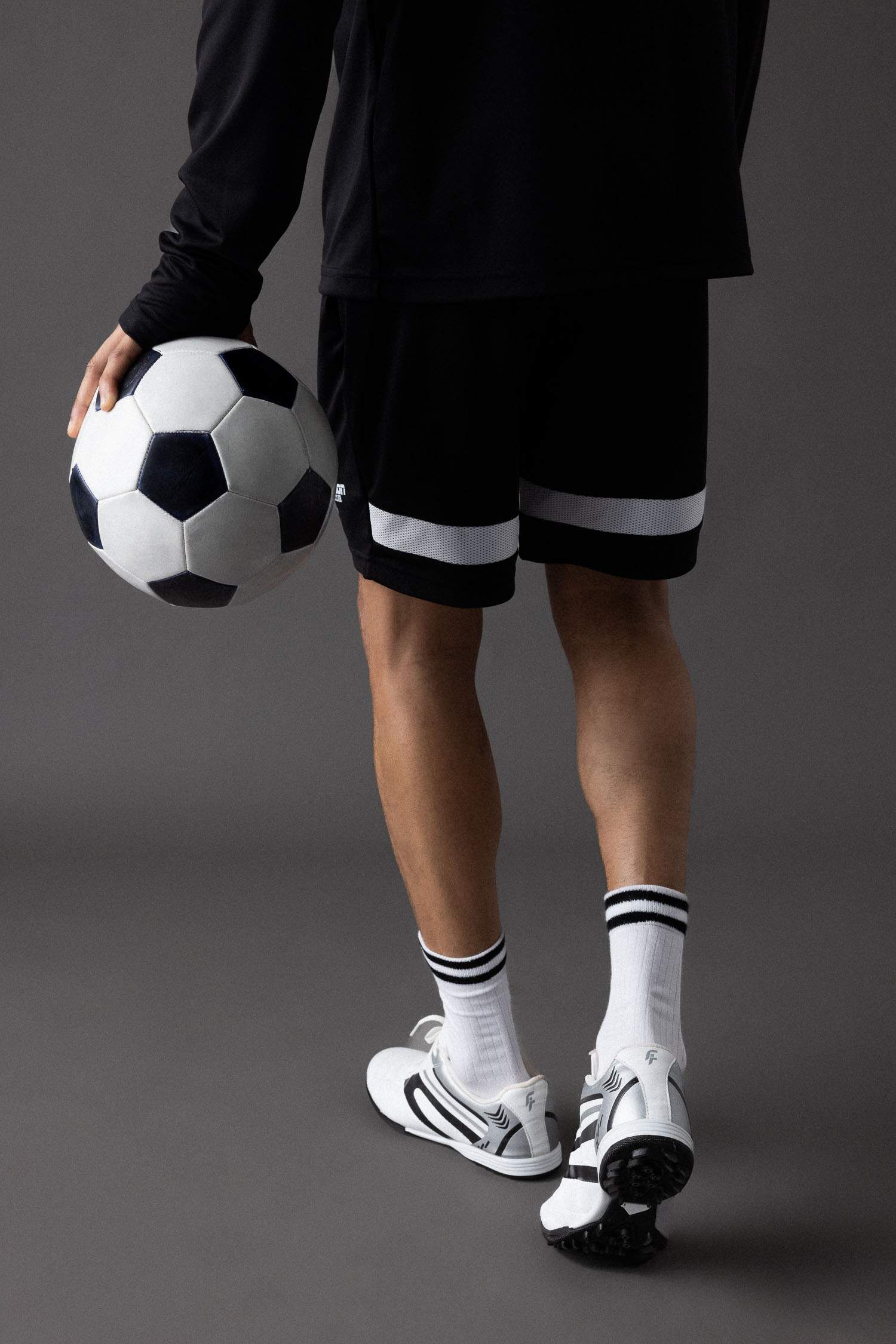 شورت رياضي قصير أسود سليم فيت من DeFactoFit