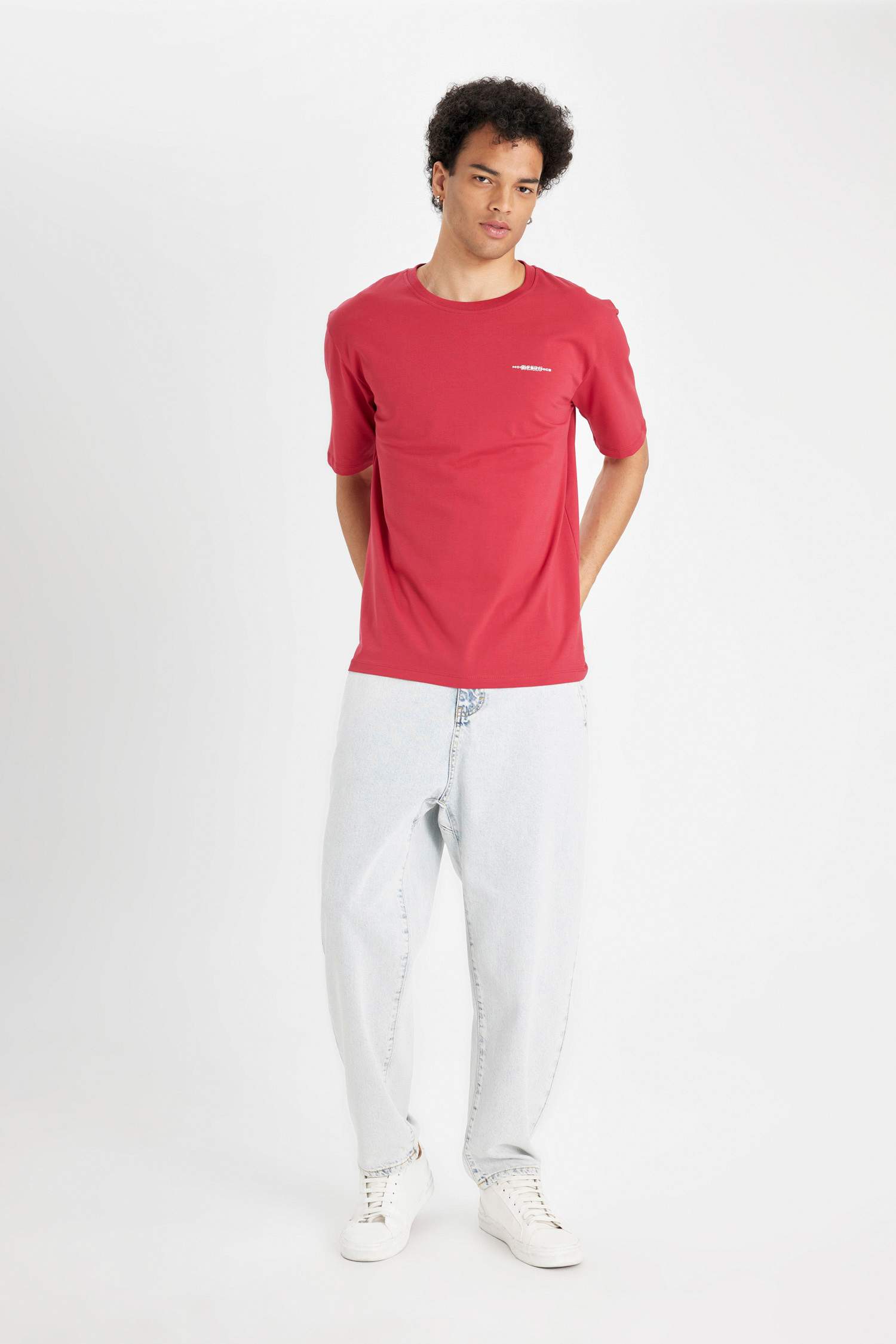 تيشيرت نص ردن مطبوع بياخة مستديرة وقصة عادية