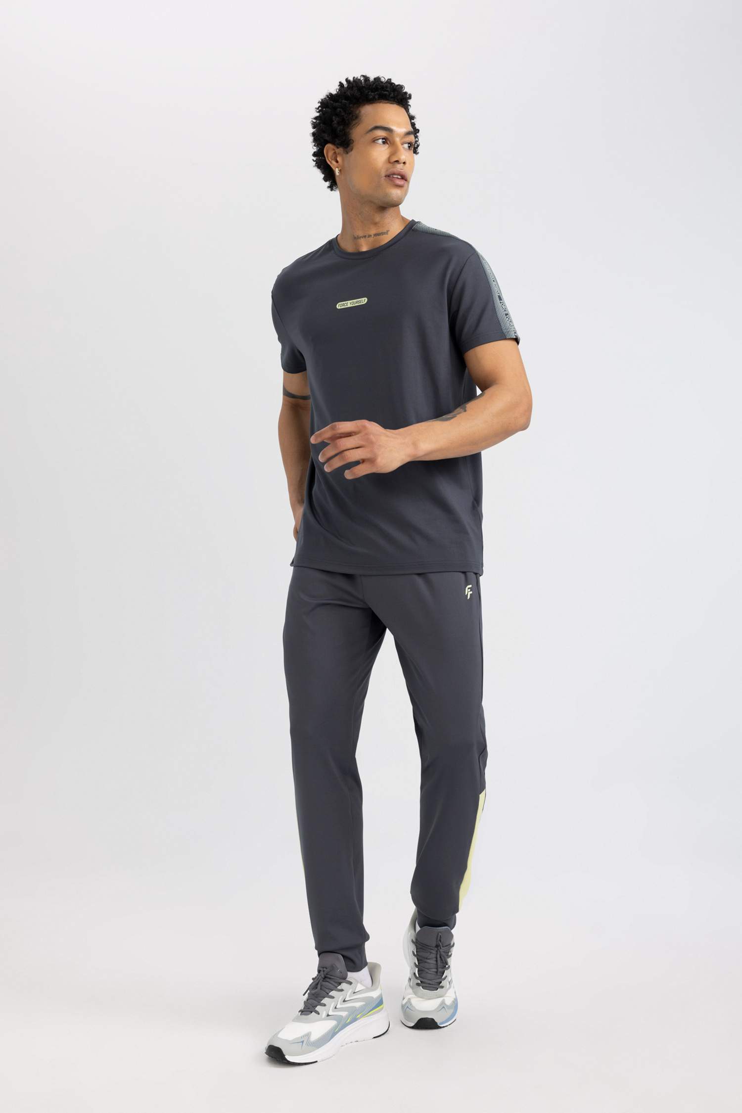 تيشيرت نص كم قصة عادية من DeFactoFit