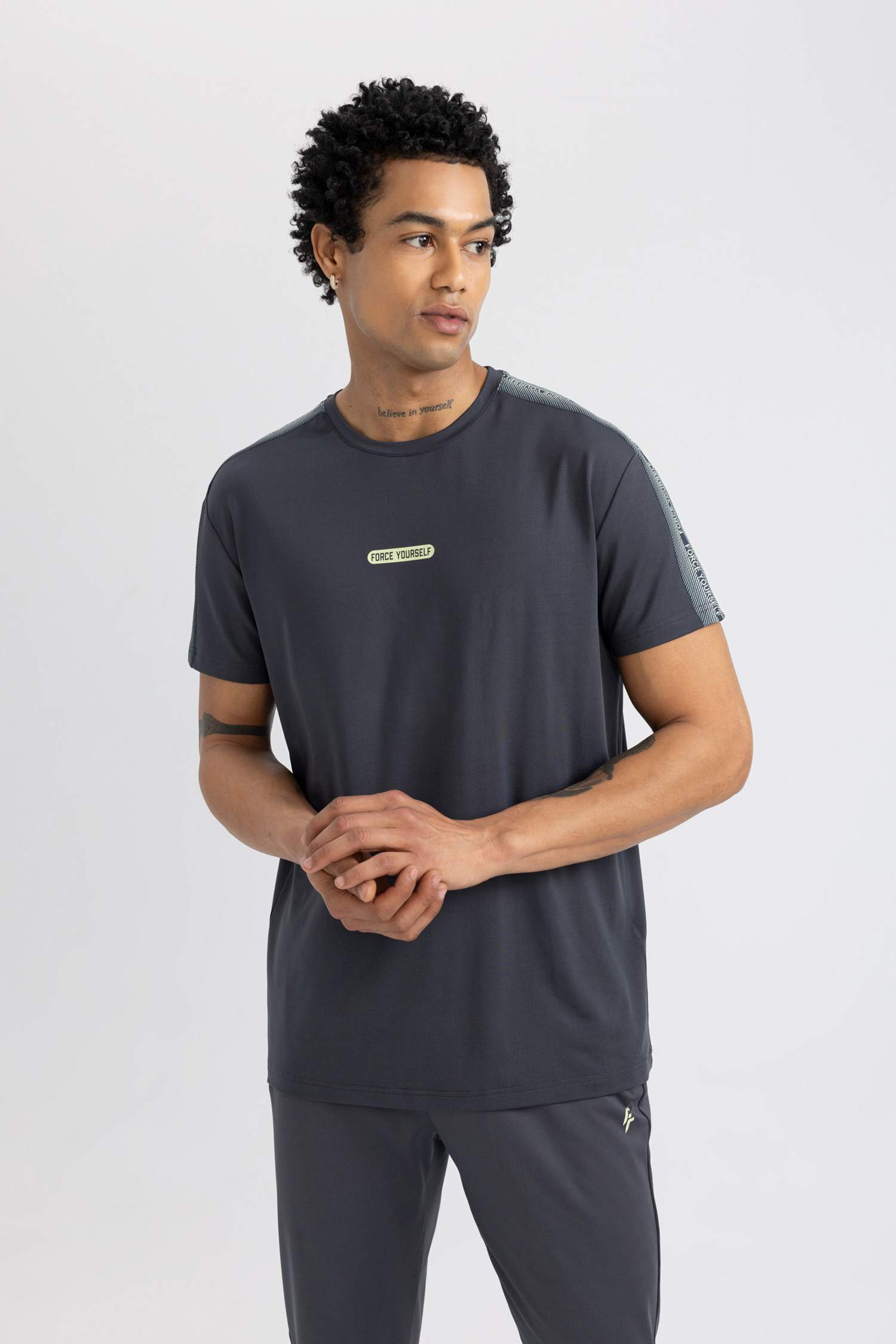 تيشيرت نص كم قصة عادية من DeFactoFit