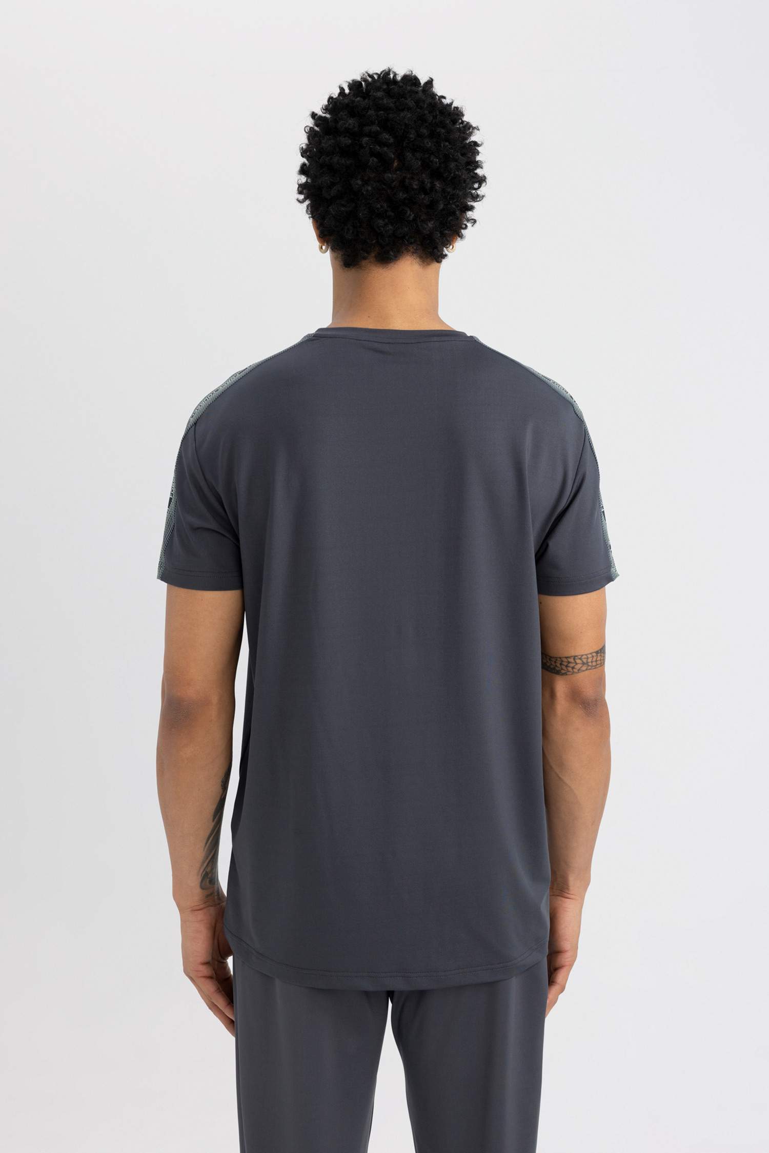 تيشيرت نص كم قصة عادية من DeFactoFit