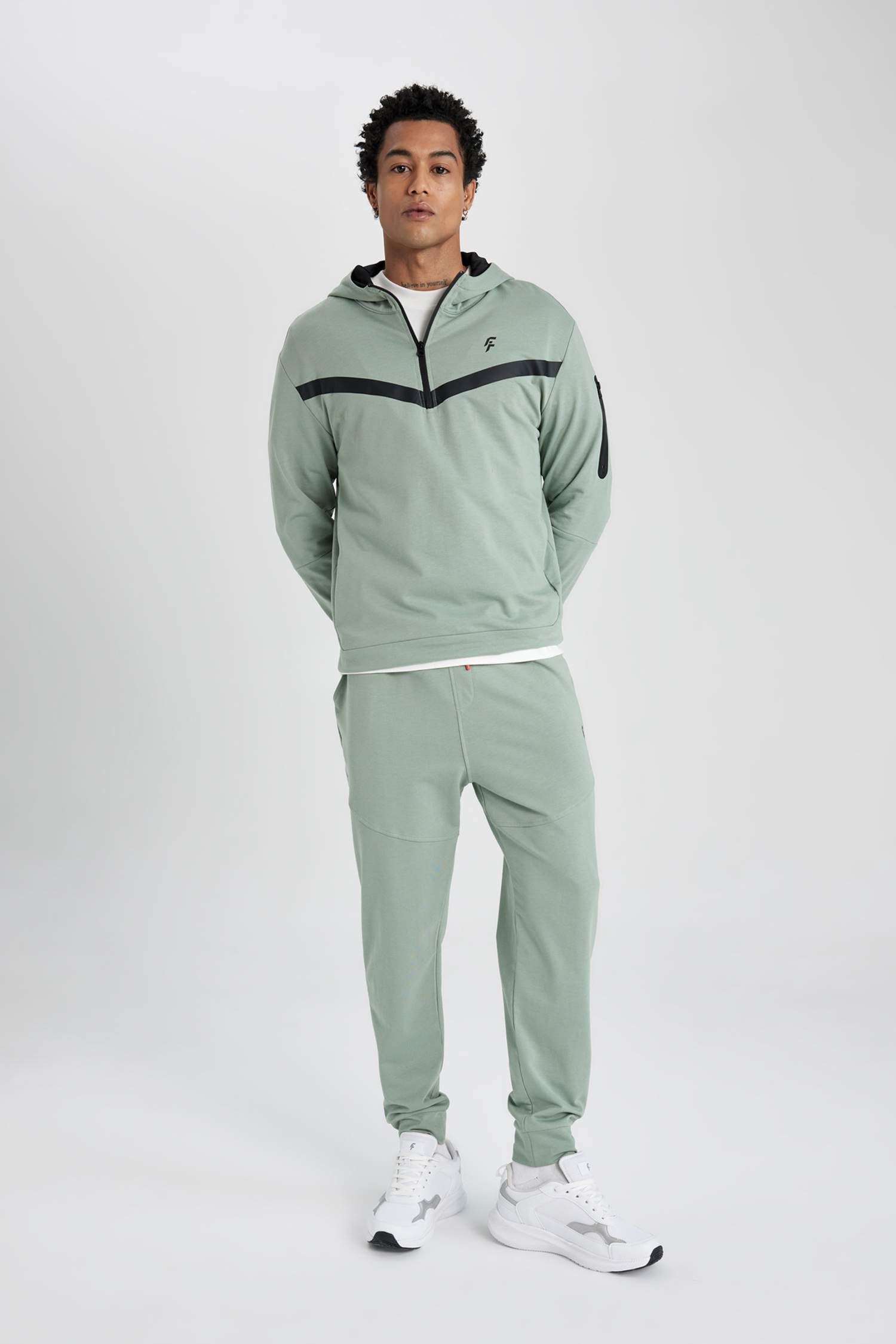 سويت شيرت قصة عادية بغطاء للرأس من DeFactoFit