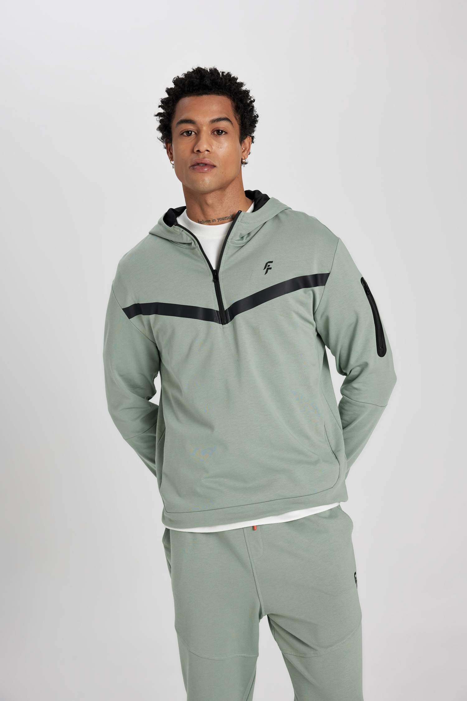 سويت شيرت قصة عادية بغطاء للرأس من DeFactoFit