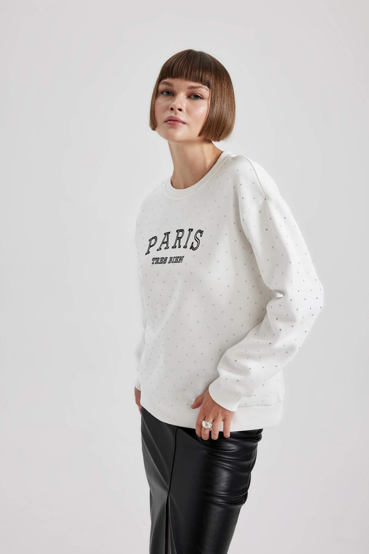 Свитшот стандартного кроя с круглым вырезом