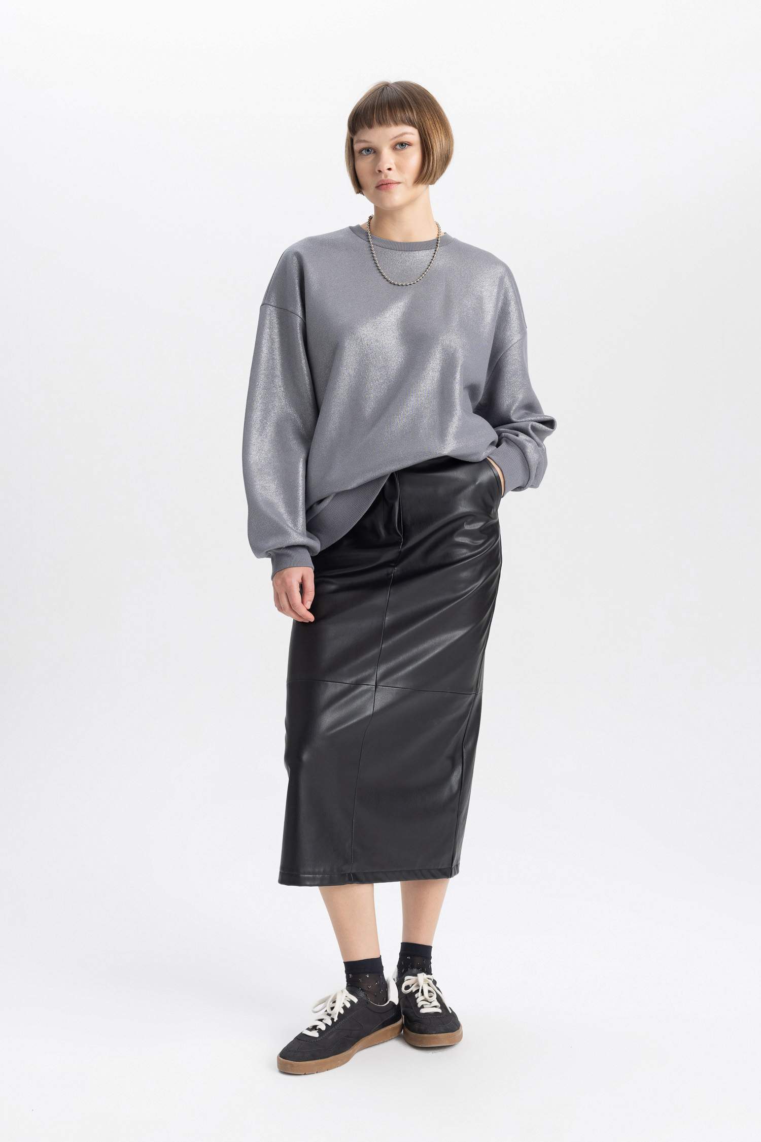 سويت شيرت ميتاليك قصة مريحة