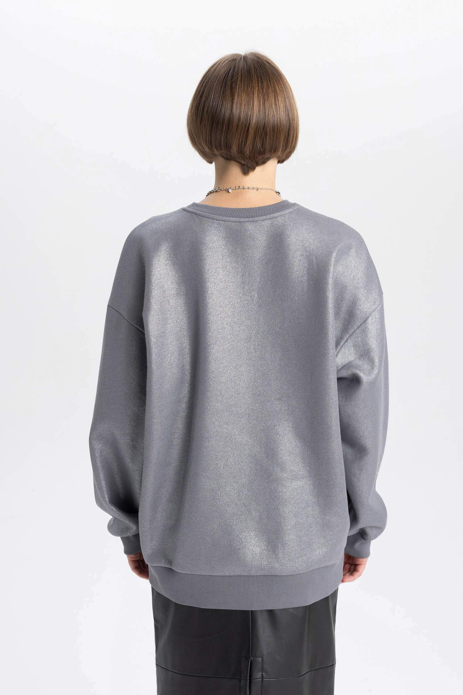 سويت شيرت ميتاليك قصة مريحة