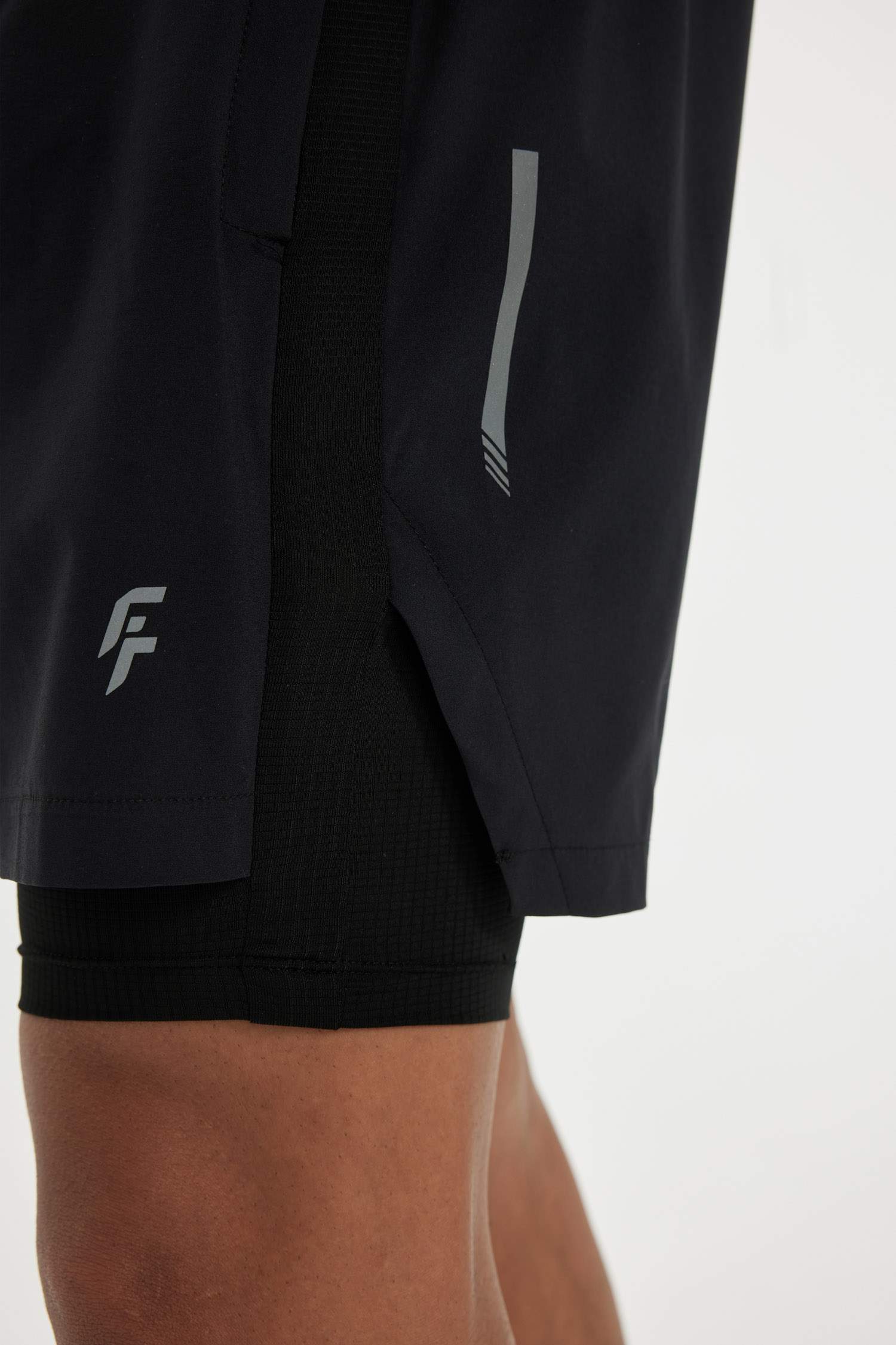 شورت محكم سليم فيت بجيب من DeFactoFit