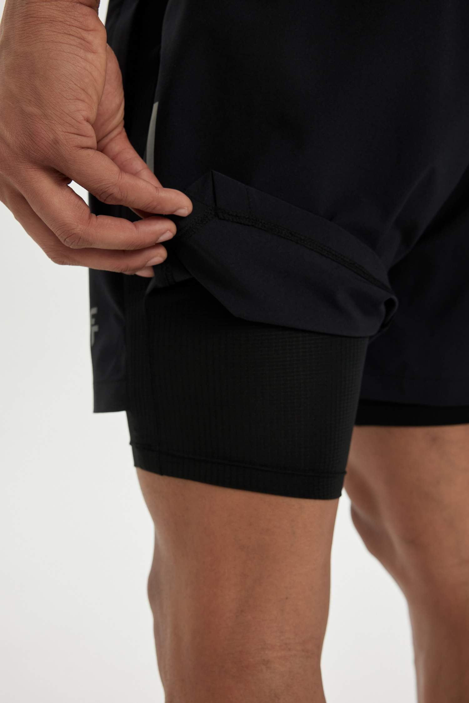 شورت محكم سليم فيت بجيب من DeFactoFit