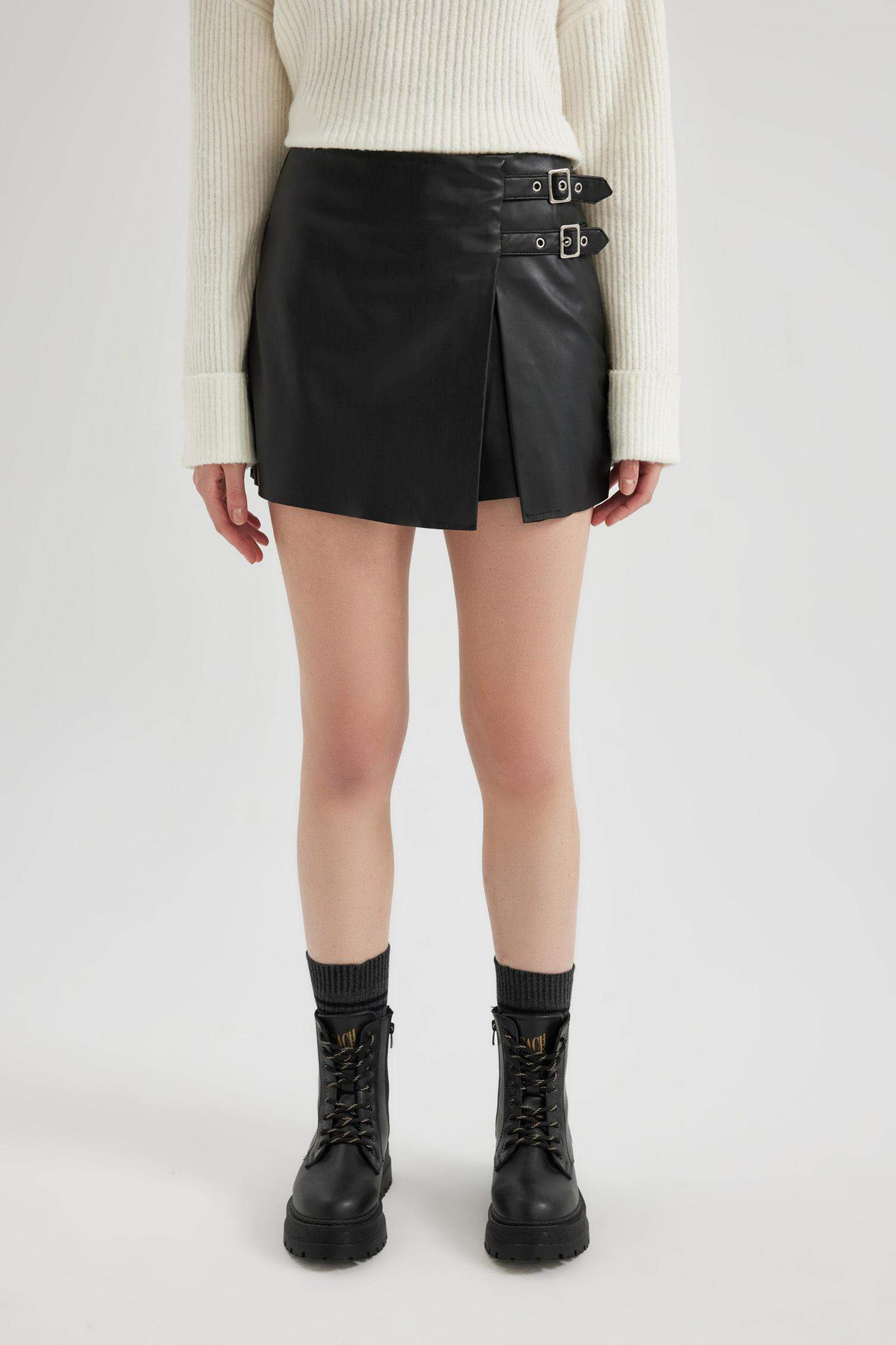 Regular Fit Faux Leather Normal Waist Short