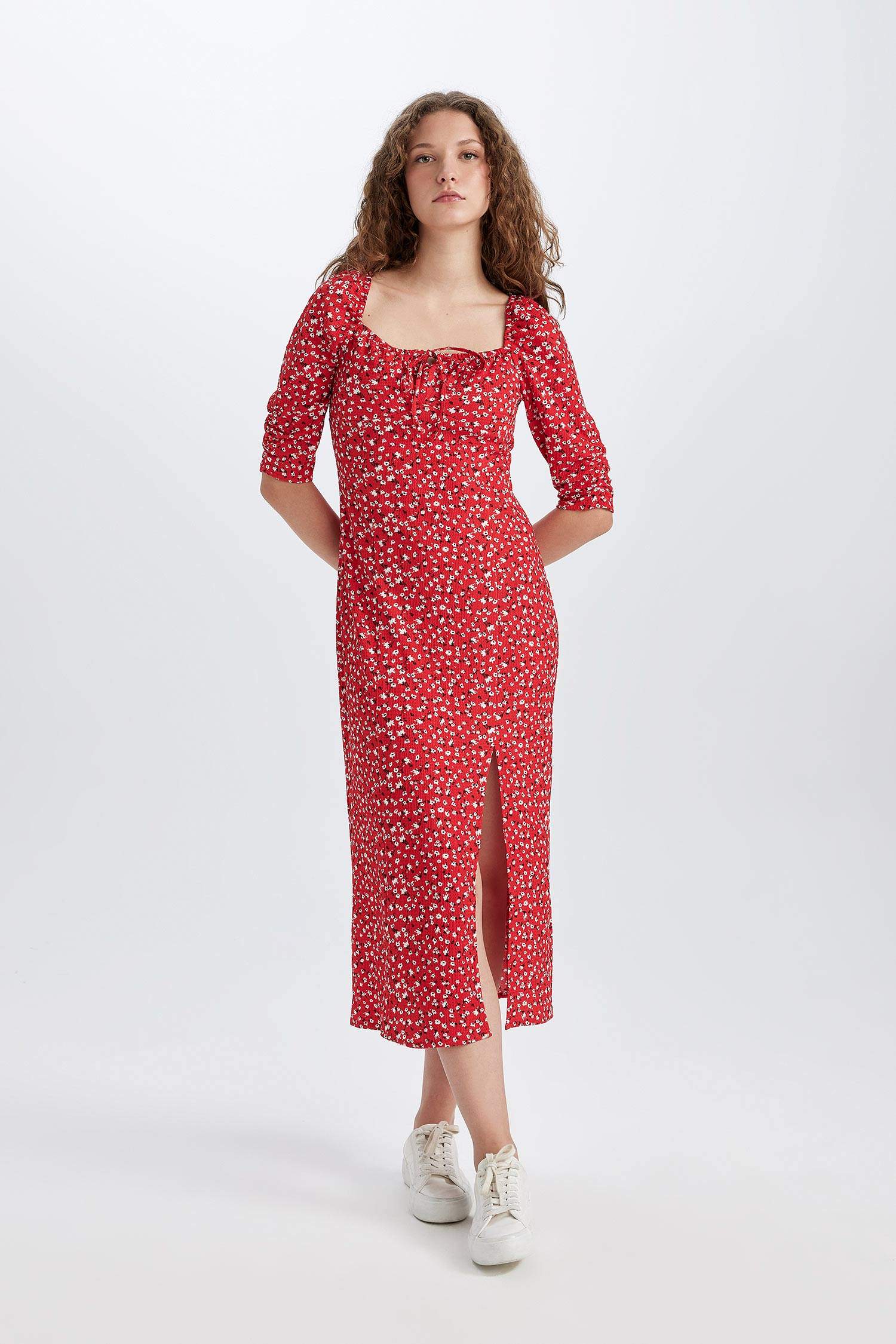 Платье миди с квадратным вырезом, цветочным узором и рукавами 3/4