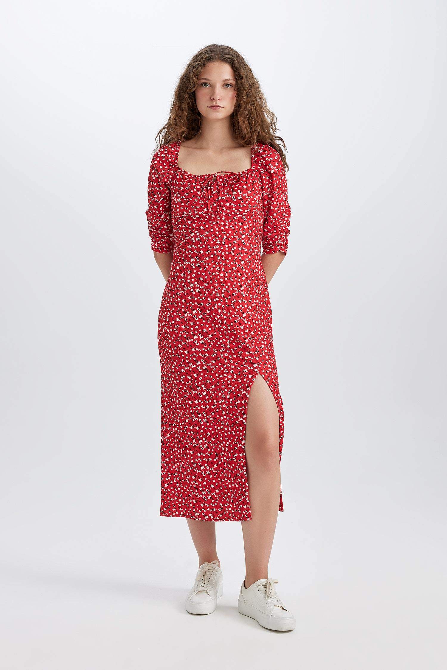 Платье миди с квадратным вырезом, цветочным узором и рукавами 3/4