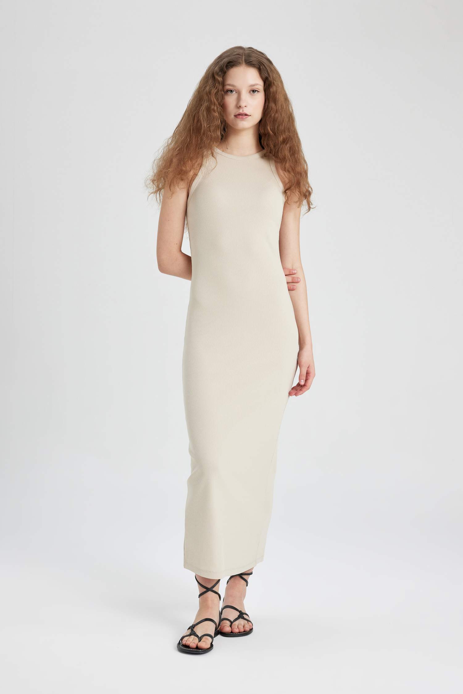 فستان طويل بحمالات مضلع بوديكون