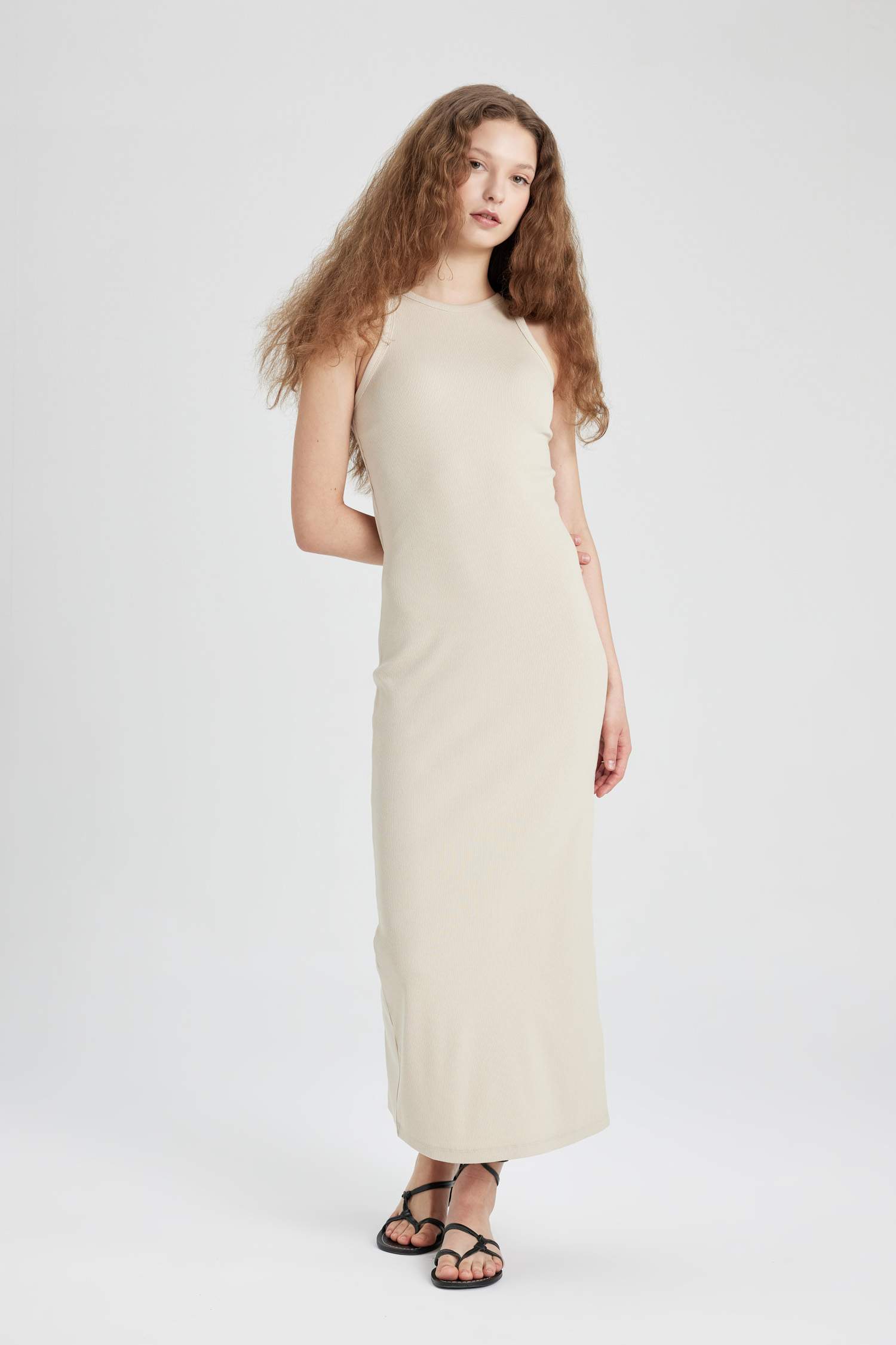 فستان طويل بحمالات مضلع بوديكون