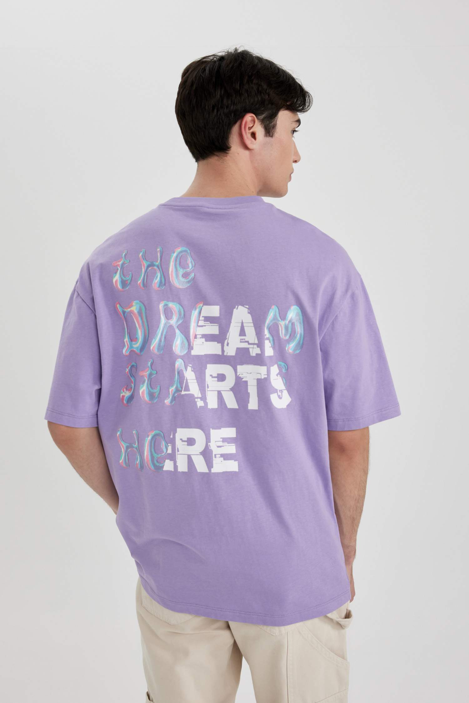 تي شيرت مطبوع قصة مريحة بياقة مستديرة