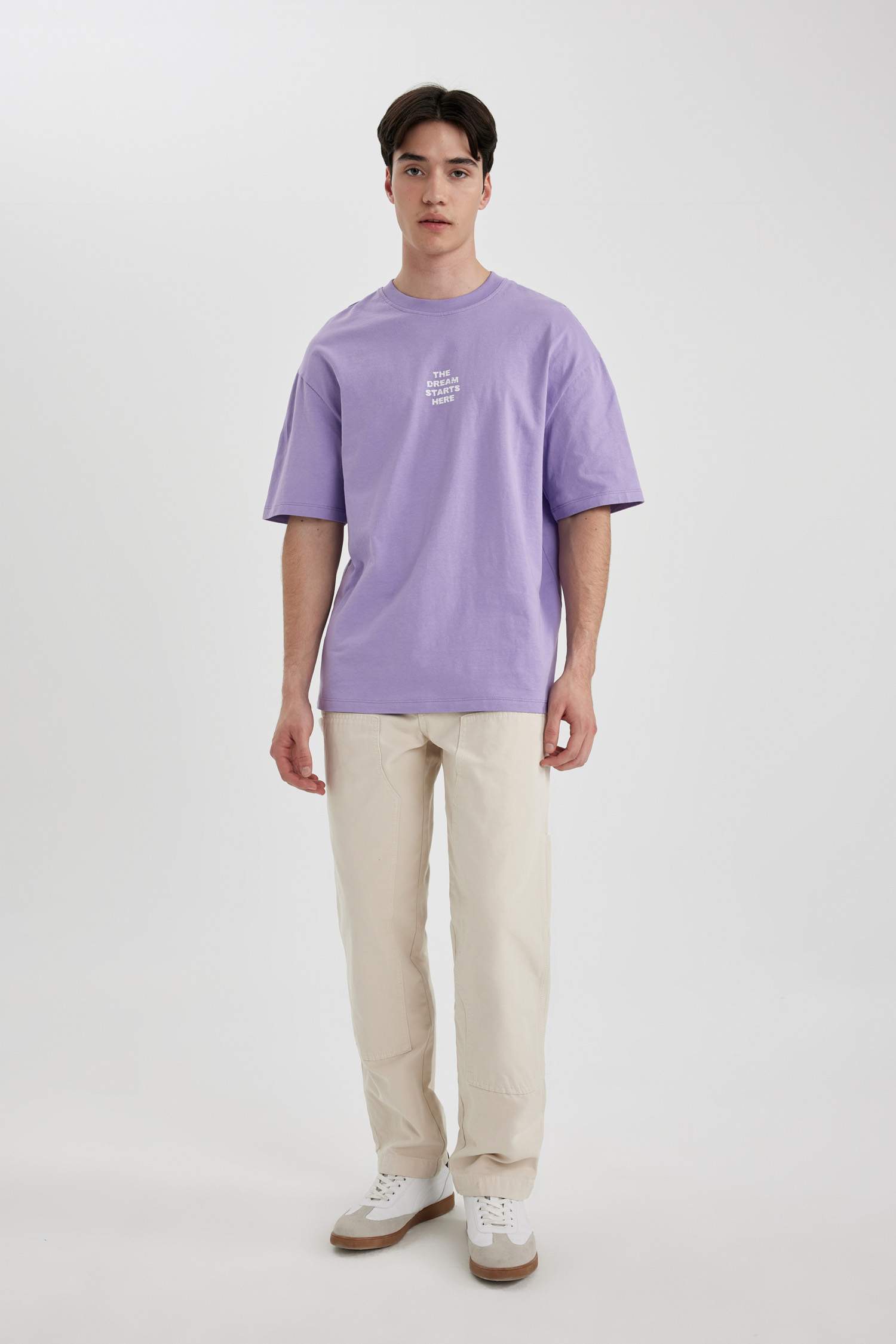 تي شيرت مطبوع قصة مريحة بياقة مستديرة