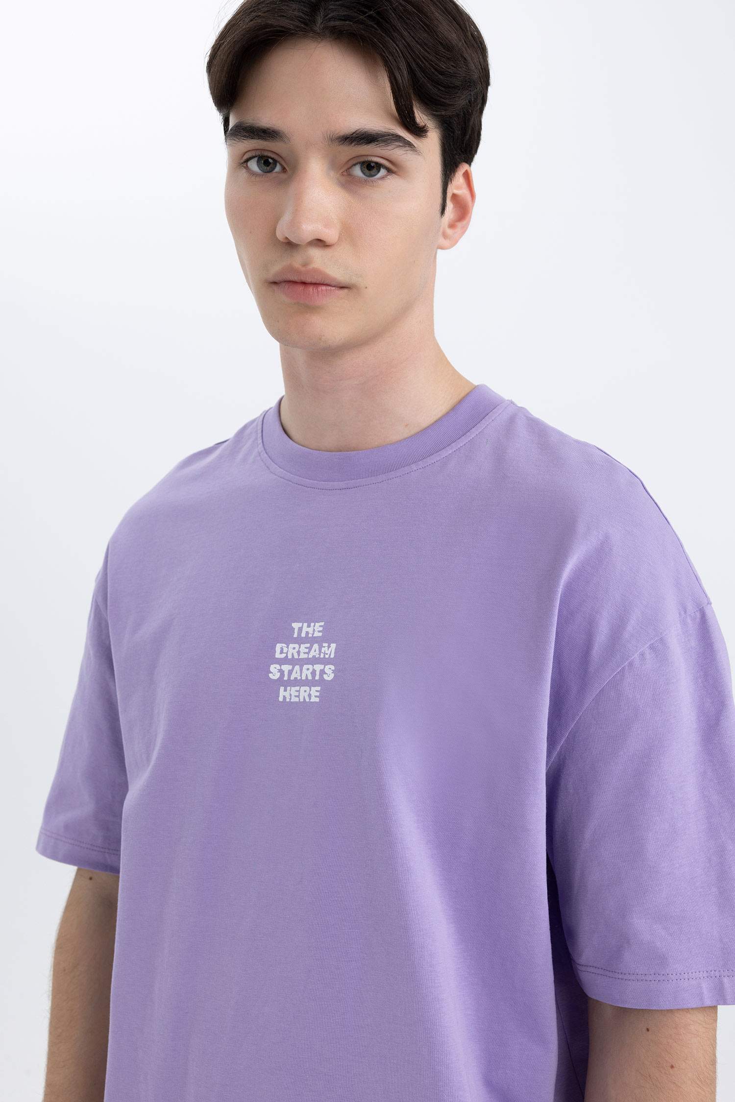 تي شيرت مطبوع قصة مريحة بياقة مستديرة