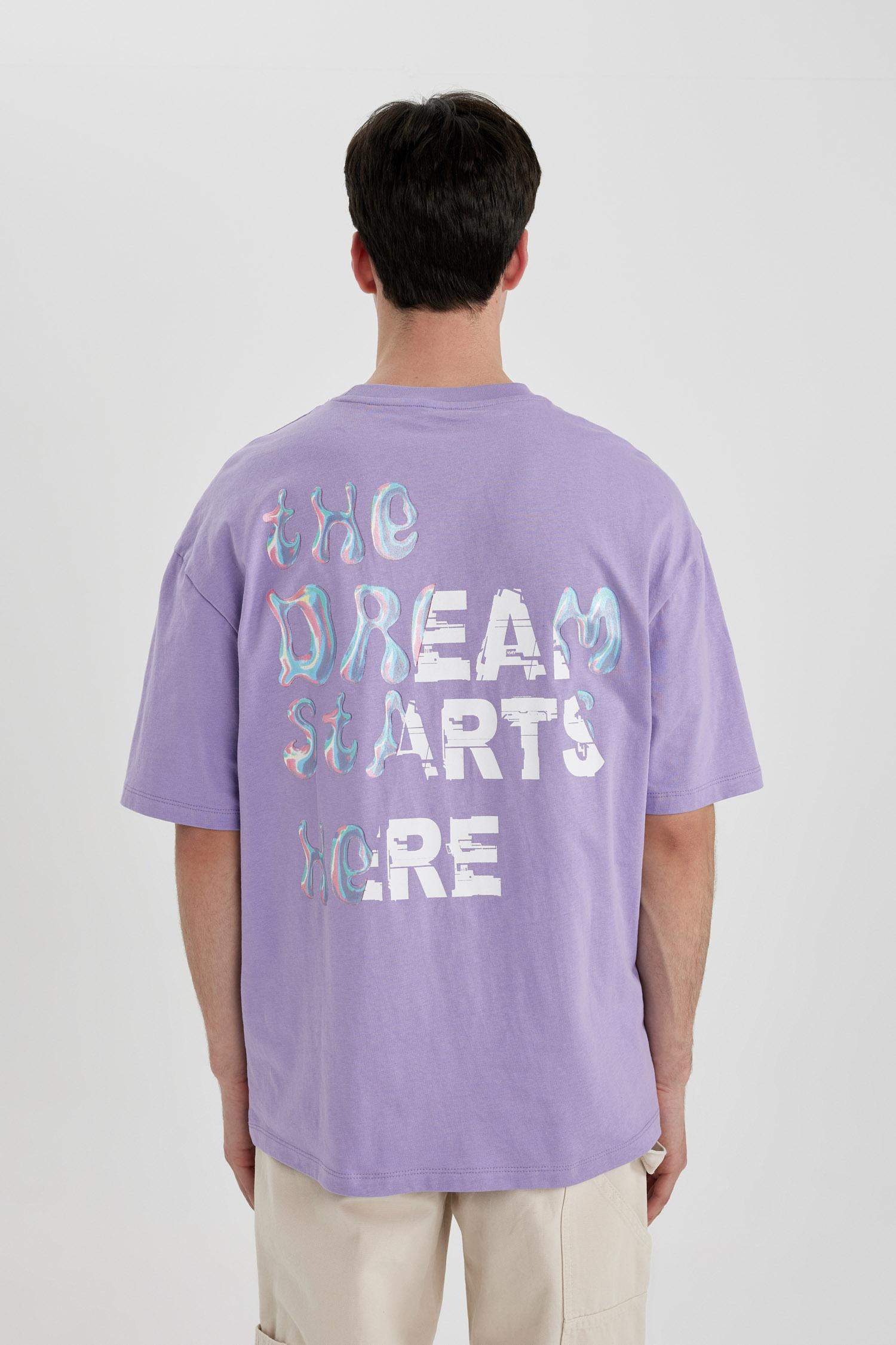 تي شيرت مطبوع قصة مريحة بياقة مستديرة