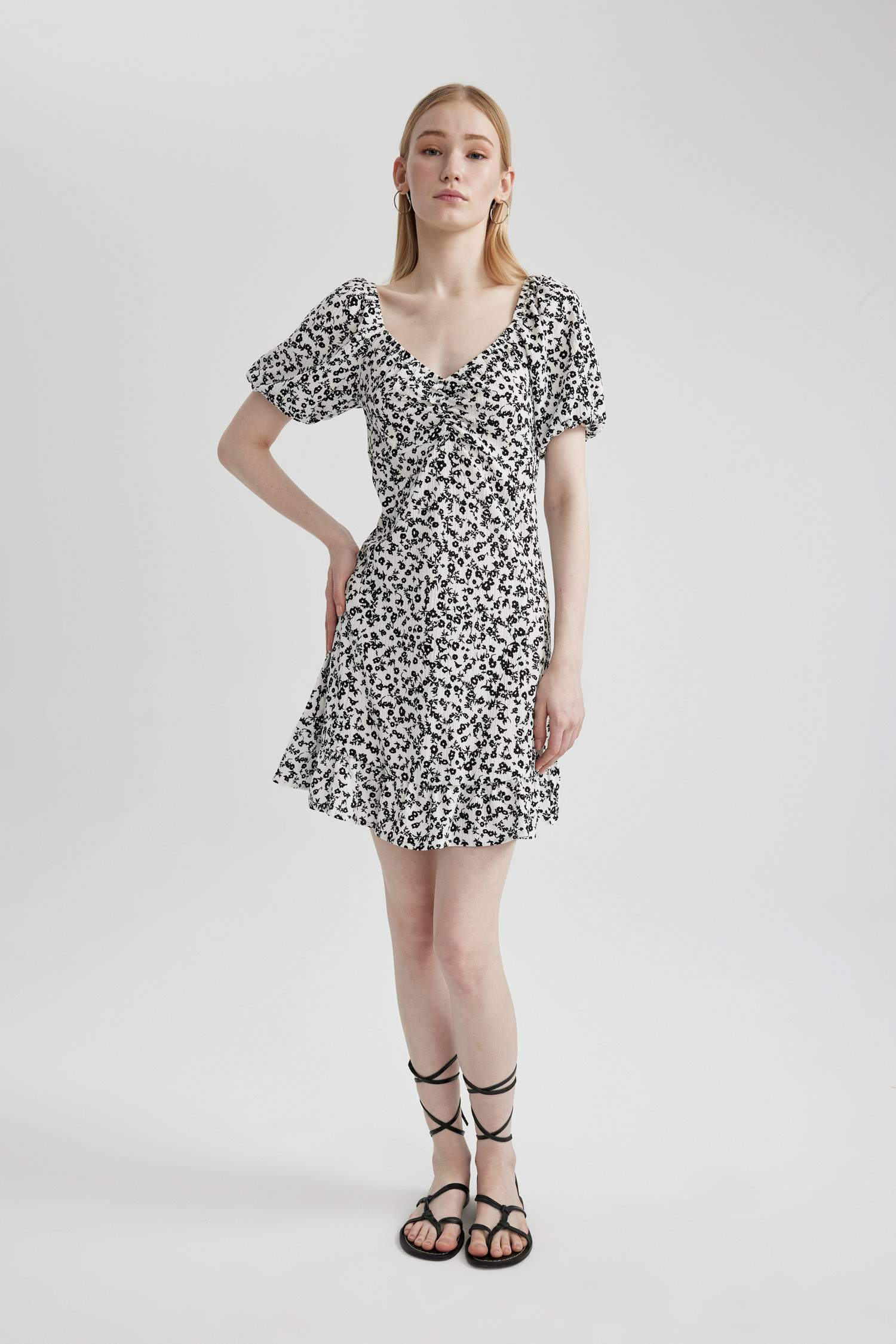 Coool a-сызықты гүлді жүрек жағасы қысқа жеңді Қысқа жеңді трикотаж көйлек