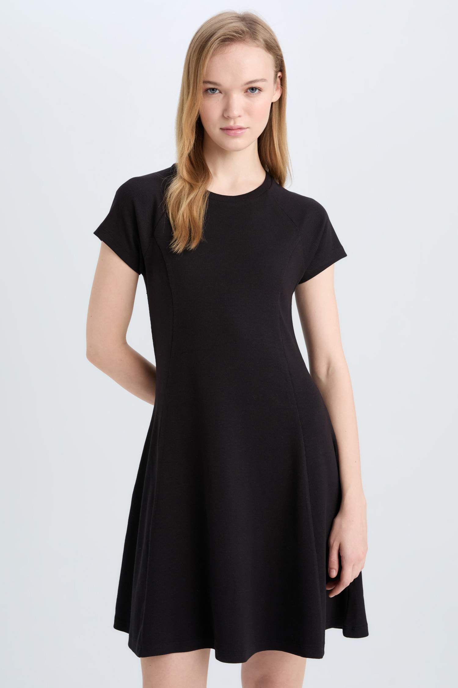 فستان قصير نص ردن مضلع بياخة مستديرة