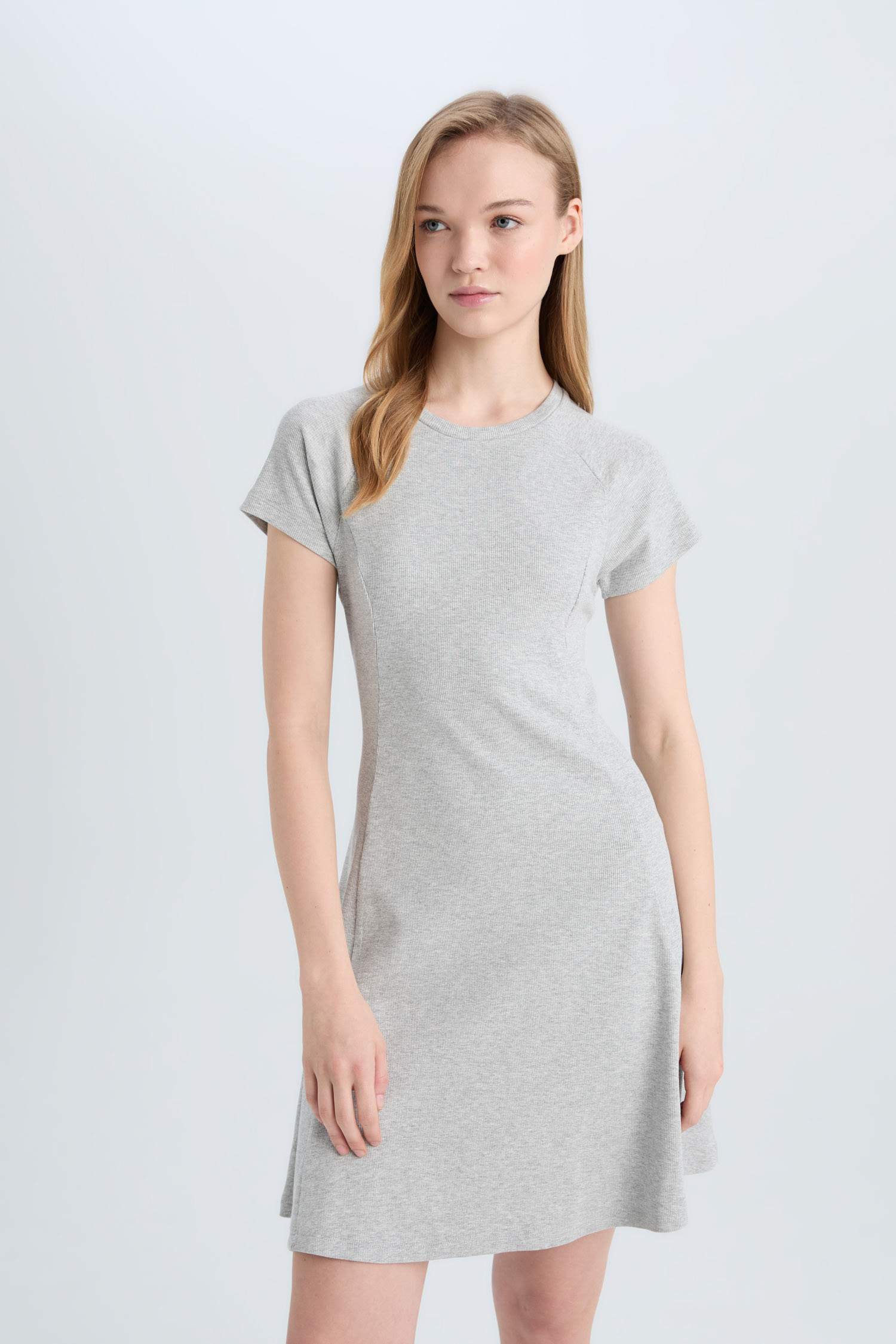 فستان قصير نص ردن مضلع بياخة مستديرة